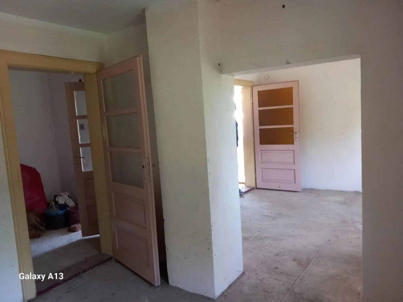 BRASADAS vinde casa 3 cam si teren 1063 mp. zona TITULESCU. - Agenția BRASADAS vinde casa individuala cu 3 camere si teren 1063 mp. în zona TITULESCU strada GRADINA DIANA, dincolo de dig în zona de grădini de lângă malul râului Somes.

Terenul este ingradit, exista acces auto și proprietatea este racordata la rețeaua de curent electric. 

Apa, canalizarea și gazul NU sunt racordate.

În curte este un put forat pentru alimentarea cu apa.

www.brasadas.com.