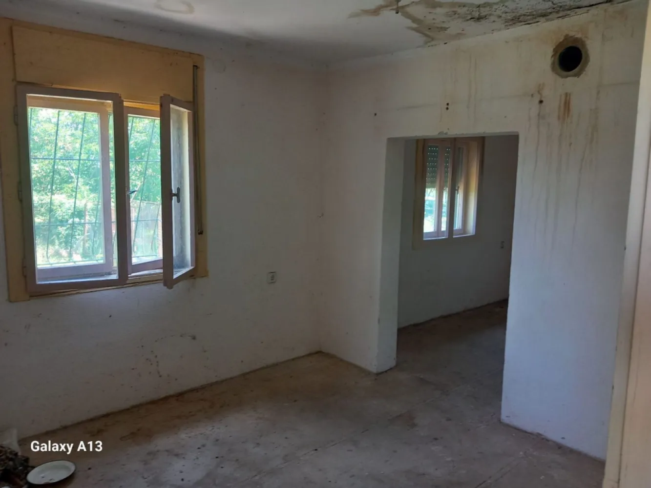 BRASADAS vinde casa 3 cam si teren 1063 mp. zona TITULESCU. - Agenția BRASADAS vinde casa individuala cu 3 camere si teren 1063 mp. în zona TITULESCU strada GRADINA DIANA, dincolo de dig în zona de grădini de lângă malul râului Somes.

Terenul este ingradit, exista acces auto și proprietatea este racordata la rețeaua de curent electric. 

Apa, canalizarea și gazul NU sunt racordate.

În curte este un put forat pentru alimentarea cu apa.

www.brasadas.com.