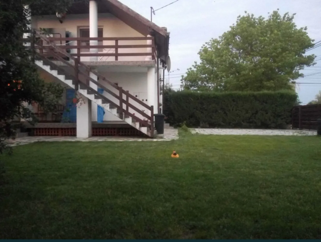 BRASADAS vinde casa 4 cam teren 688mp in zona Lucian Blaga. - Agenția imobiliara BRASADAS vinde casa de locuit tip P+E in suprafata de 175 mp + anexa/apartament in suprafata de 50 mp cu o terasa de aprox. 60 mp. 

Terenul este imprejmuit si are o suprafata de 688 mp.

Casa este compartimentata astfel:

PARTER : hol, dressing, baie, camera, bucatarie cu acces la o terasa de 12 mp, living open space cu acces la o terasa de 15 mp.

ETAJ : - hol cu iesire pe o terasa de 10 mp, dormitor si inca doua dormitoare, hol si baie, care formeaza un apartament. Acces (si de) pe terasa.

In continuarea casei, spre curtea interioara este un apartament cu acces total separat compus din: dormitor, baie, zona de bucatarie cu chicineta + camera, cu incalzire, apa, canalizare. Intreaga suprafata a apartamentului formeaza o terasa generoasa, cu suprafata de aprox. 60 mp folosita ca zona de relaxare (mobilier de gradina, masa de tenis etc).

Proprietatea este realizata integral din zidarie, in anul 2000, este izolata si racordata la reteaua de apa, canalizare, electricitate (inclusiv trifazic), gaze naturale, cablu Tv si internet, fiind astfel amplasata si compartimentata incat permite functionalitati multiple, fie casa de locuit pentru una sau doua familii, spatii pentru birouri, utilizare mixta ca spatiu de locuit (casa) si inchiriere Airbnb, Booking, etc (apartamentele). Se vinde complet echipata si mobilata.

Curtea, in mare parte, este acoperita cu iarba, exceptand aleile si zona de parcare (pentru 2 masini) si este bogata in vegetatie (arbori/brazi) fiind o bariera naturala care asigura intimitate, protectie si umbra.

Din punct de vedere structural/functional proprietatea este in stare foarte buna.

www.brasadas.com.