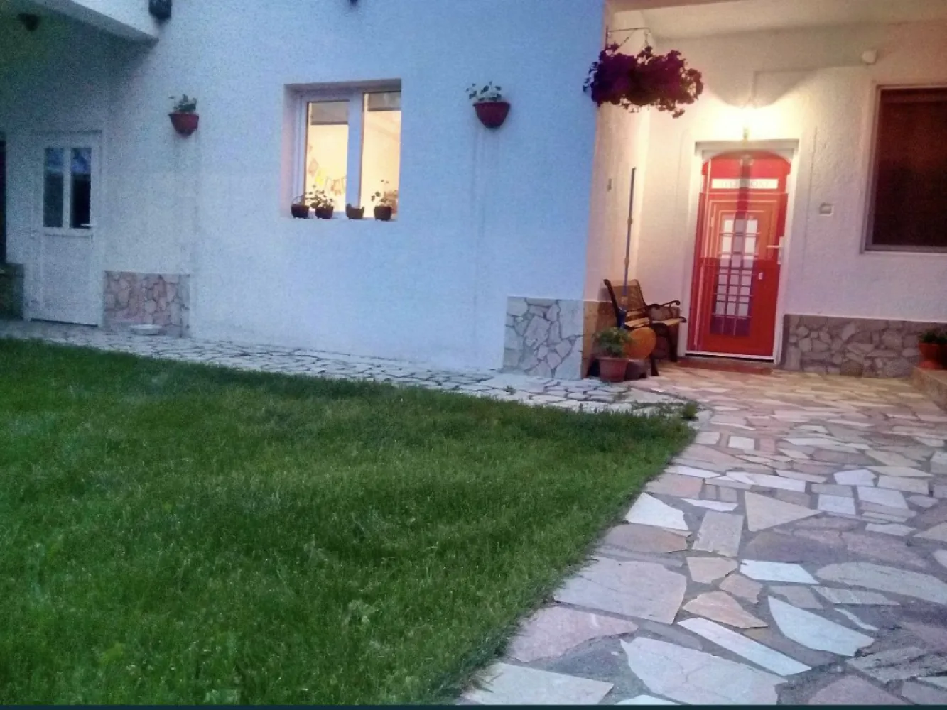 BRASADAS vinde casa 4 cam teren 688mp in zona Lucian Blaga. - Agenția imobiliara BRASADAS vinde casa de locuit tip P+E in suprafata de 175 mp + anexa/apartament in suprafata de 50 mp cu o terasa de aprox. 60 mp. 

Terenul este imprejmuit si are o suprafata de 688 mp.

Casa este compartimentata astfel:

PARTER : hol, dressing, baie, camera, bucatarie cu acces la o terasa de 12 mp, living open space cu acces la o terasa de 15 mp.

ETAJ : - hol cu iesire pe o terasa de 10 mp, dormitor si inca doua dormitoare, hol si baie, care formeaza un apartament. Acces (si de) pe terasa.

In continuarea casei, spre curtea interioara este un apartament cu acces total separat compus din: dormitor, baie, zona de bucatarie cu chicineta + camera, cu incalzire, apa, canalizare. Intreaga suprafata a apartamentului formeaza o terasa generoasa, cu suprafata de aprox. 60 mp folosita ca zona de relaxare (mobilier de gradina, masa de tenis etc).

Proprietatea este realizata integral din zidarie, in anul 2000, este izolata si racordata la reteaua de apa, canalizare, electricitate (inclusiv trifazic), gaze naturale, cablu Tv si internet, fiind astfel amplasata si compartimentata incat permite functionalitati multiple, fie casa de locuit pentru una sau doua familii, spatii pentru birouri, utilizare mixta ca spatiu de locuit (casa) si inchiriere Airbnb, Booking, etc (apartamentele). Se vinde complet echipata si mobilata.

Curtea, in mare parte, este acoperita cu iarba, exceptand aleile si zona de parcare (pentru 2 masini) si este bogata in vegetatie (arbori/brazi) fiind o bariera naturala care asigura intimitate, protectie si umbra.

Din punct de vedere structural/functional proprietatea este in stare foarte buna.

www.brasadas.com.