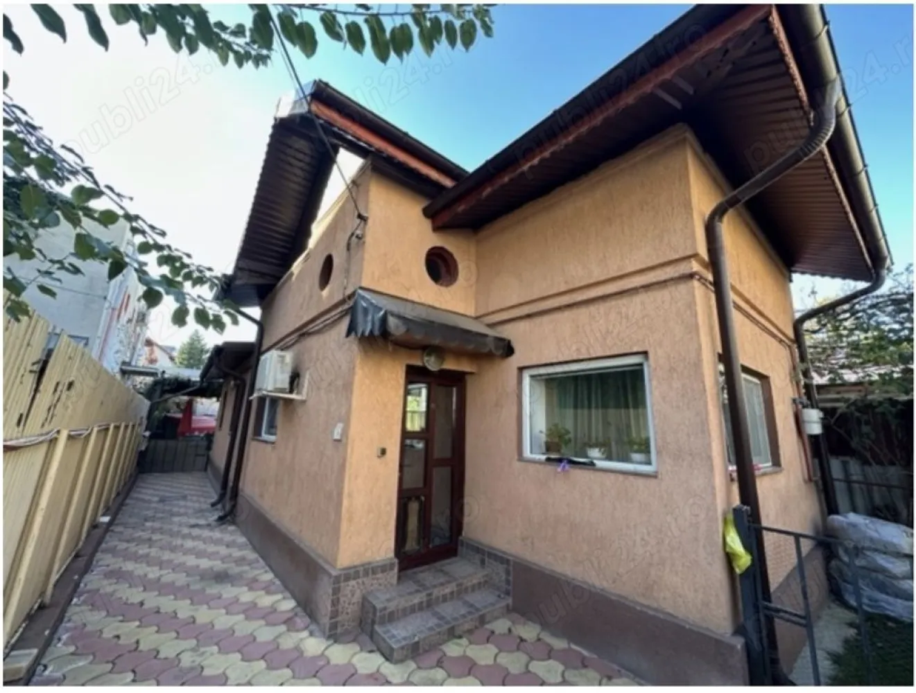 Ag BRASADAS vinde casa 3 cam curte superba Vatra luminoasa. - Agenția BRASADAS vinde casa in Vatra Luminoasa cu 3 camere, amprenta de 76mp si suprafata utila de 54mp.

Dispune de o curte mare, superb amenajata cu o suprafață de 115 mp. 

Casa este compusă din două dormitoare, living, bucătărie închisă și un grup sanitar. 

Imobilul se vinde complet utilat și mobilat.