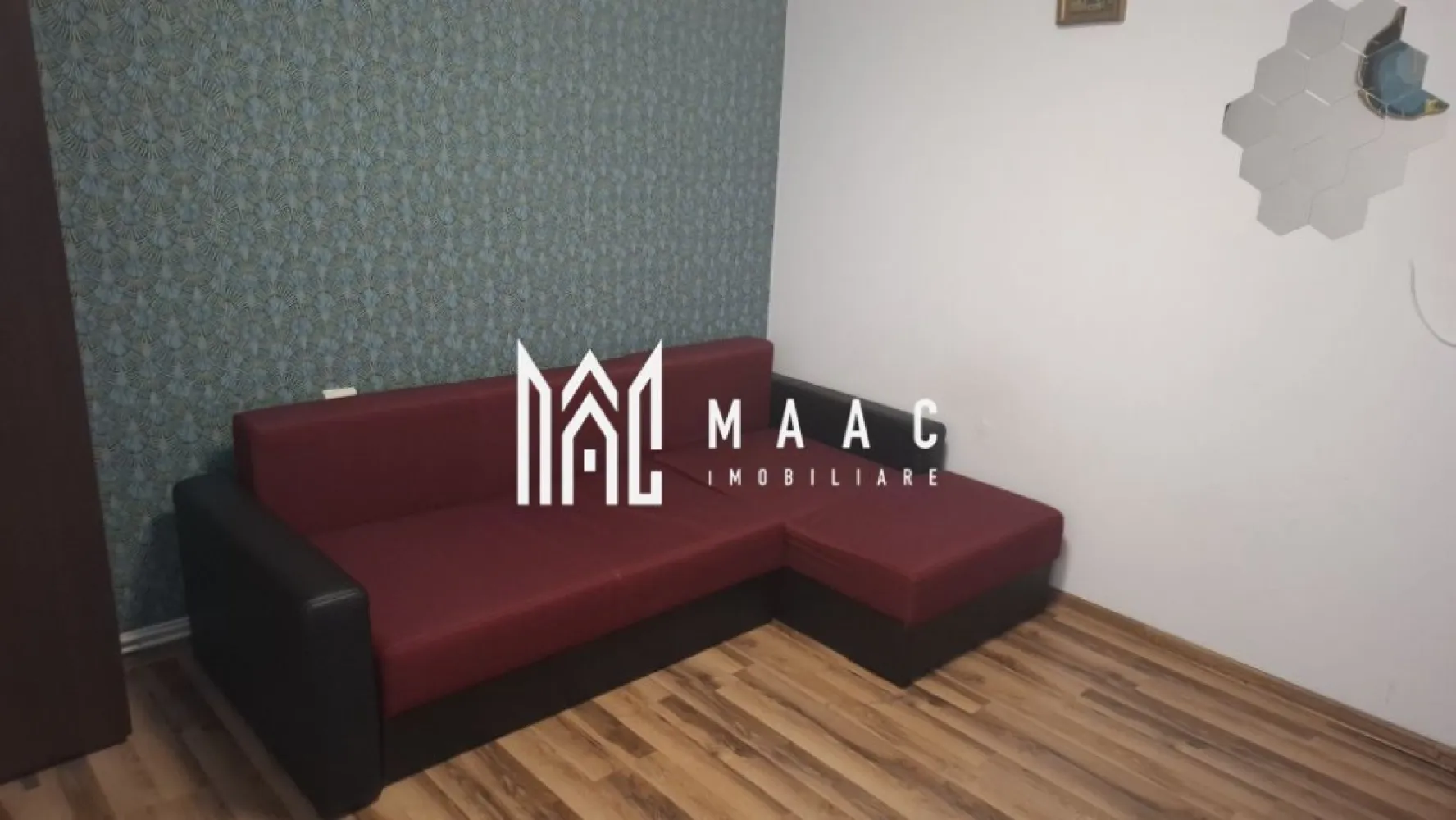 Apartament 1 Camera I Parter I Zona Strand II - Se oferă spre vânzare o garsonieră situată la parterul unui imobil din zona Ștrand II – o zonă liniștită, verde și foarte bine conectată la punctele de interes ale orașului.

Garsoniera are o suprafață utilă de 28 mp și este compartimentată practic, oferind confort și funcționalitate. Este complet mobilată și utilată, gata pentru mutare imediată, fără investiții suplimentare.

Dotări:
– Centrală proprie și calorifere
– Geamuri termopan
– Mobilier modern și electrocasnice funcționale
– Finisaje în stare foarte bună

Proprietatea este ideală pentru o persoană singură, un cuplu sau ca investiție pentru închiriere, datorită amplasării și disponibilității imediate.

Zona Ștrand II oferă acces facil la magazine, farmacii, stații de autobuz, spații verzi și zone de agrement.

Pentru informati si vizionari: ID: CP2756638