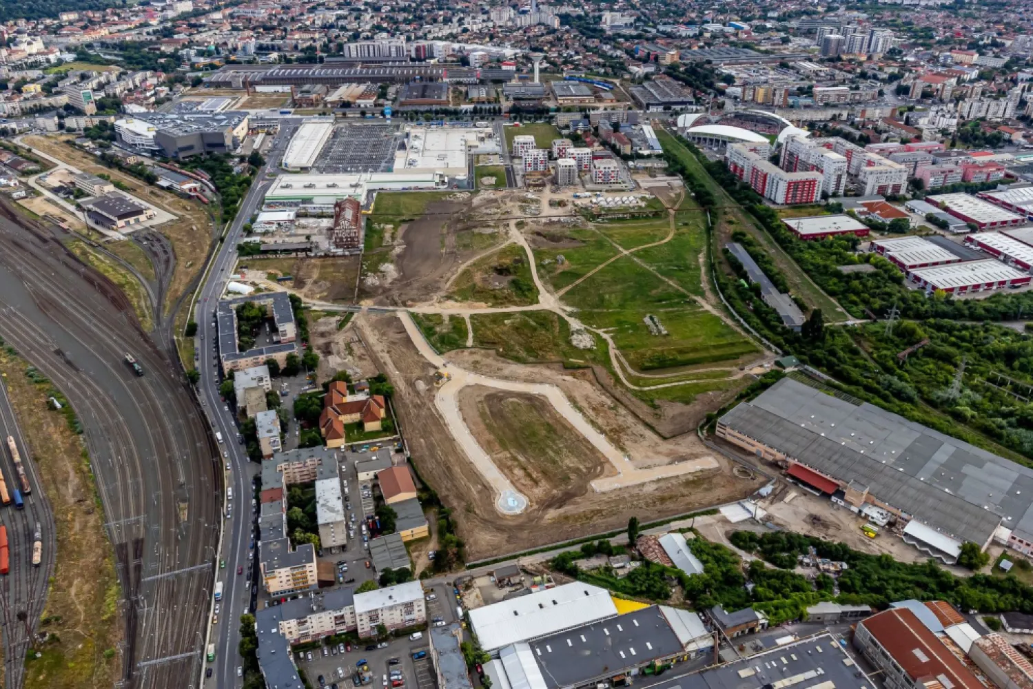 Teren construcții casă în cartierul EXCLUSIVIST ARED IMAR RED9 - A sosit oportunitatea mult așteptată, aceea de a scoate la vanzare parcele de teren în zona din Arad cu cea mai mare rată de dezvoltare.
Noul cartier rezidențial RED 9 dezvoltat de ARED, la 1 minut de Atrium Mall și AFI, cuprinde deja blocuri de locuințe și un viitor cartier select de case, cu incintă privată, securizată, la standarde occidentale, a cărui start este acum, oferindu-ți și posibilitate de investiție pe termen mediu-lung.

În noul cartier urmează a fi construite zone verzi cu parcuri și un teren multisport (Fotbal, tenis, baschet, volei) + piste de alergat și pentru bicicletă, precum și alte zone comerciale *ca model de organizare avem un cartier din Budapesta*
Visul tău de a locui la casă într-un cartier select, în incintă privată, cu acces controlat prin bariere și paznic este la un telefon distanță, sună-mă la 0724694458 Dorel Vereș consultant imobiliar Acasă Arad/ARED Birou Centru Bdul Decebal 2.