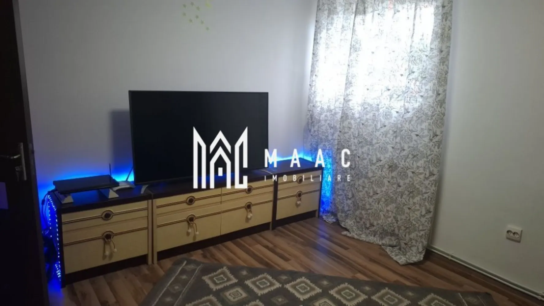 Apartament 1 Camera I Parter I Zona Strand II - Se oferă spre vânzare o garsonieră situată la parterul unui imobil din zona Ștrand II – o zonă liniștită, verde și foarte bine conectată la punctele de interes ale orașului.

Garsoniera are o suprafață utilă de 28 mp și este compartimentată practic, oferind confort și funcționalitate. Este complet mobilată și utilată, gata pentru mutare imediată, fără investiții suplimentare.

Dotări:
– Centrală proprie și calorifere
– Geamuri termopan
– Mobilier modern și electrocasnice funcționale
– Finisaje în stare foarte bună

Proprietatea este ideală pentru o persoană singură, un cuplu sau ca investiție pentru închiriere, datorită amplasării și disponibilității imediate.

Zona Ștrand II oferă acces facil la magazine, farmacii, stații de autobuz, spații verzi și zone de agrement.

Pentru informati si vizionari: ID: CP2756638