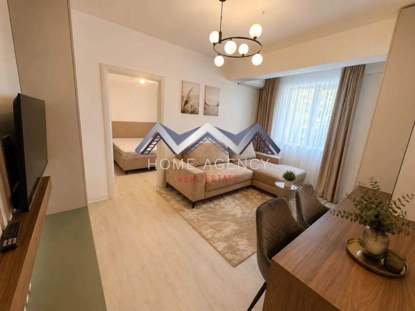 Apartament 2 camere | parcare subterană | Otopeni central - Vă propunem spre închiriere un apartament cu 2 camere, aflat la prima închiriere, care îmbină designul contemporan, finisajele atent alese și confortul unei locuințe amenajate cu grijă pentru viitorii săi locatari. Situat într-o zonă centrală din Otopeni, apartamentul oferă acces rapid către DN1 și principalele puncte de interes din Otopeni și Nordul Bucureștiului, fiind alegerea ideală pentru cei care își doresc un stil de viață modern, într-o locație excelent conectată.

Încă de la intrare, apartamentul se remarcă prin atmosfera luminoasă și aerisită, mobilierul realizat pe comandă și paleta cromatică neutră, care pune în valoare fiecare spațiu. Compartimentarea este eficientă și bine gândită, oferind un echilibru firesc între funcționalitate și confort.

Zona de zi reunește livingul și diningul într-un ambient primitor, ideal atât pentru momentele de relaxare, cât și pentru întâlnirile cu familia sau prietenii. Bucătăria, complet mobilată și utilată cu electrocasnice încorporate, completează armonios zona de zi și oferă tot confortul necesar utilizării de zi cu zi.

Dormitorul a fost amenajat într-un stil minimalist și elegant, oferind un ambient liniștit și relaxant, în timp ce baia completează locuința prin finisajele moderne și atenția acordată fiecărui detaliu.

Locuința beneficiază de încălzire în pardoseală, centrală termică proprie, aer condiționat, mobilier realizat pe comandă și dotări atent alese, de la electrocasnicele încorporate și mașina de spălat vase din bucătărie, până la mașina de spălat rufe cu funcție de uscător, amplasată în baie.

Vă invităm cu drag la o vizionare pentru a descoperi toate avantajele acestui apartament.