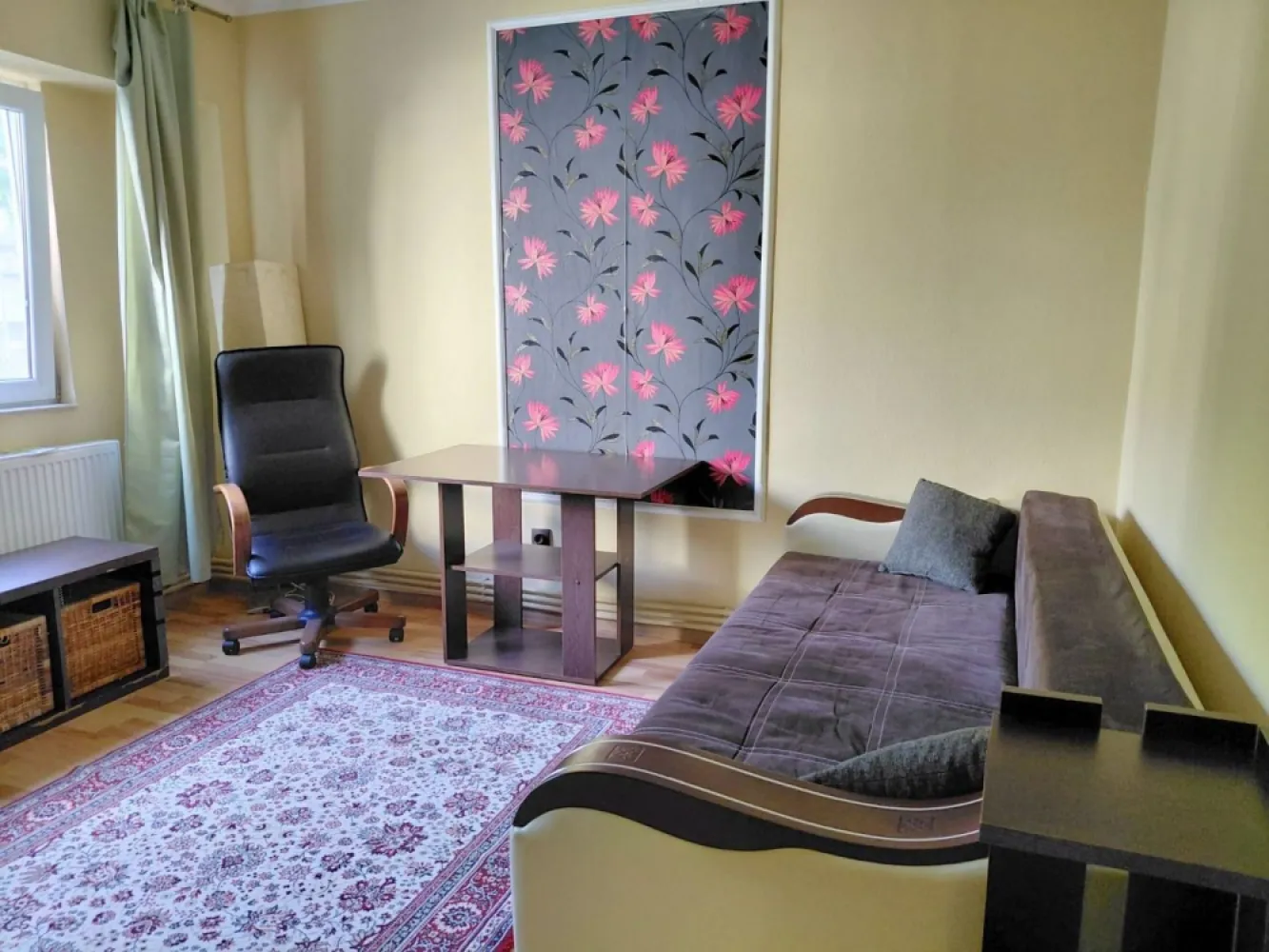 De inchiriat apartament cu o camera, parter, Mazepa 1, 260 euro - MAG Invest vă propune spre închiriere un apartament cu o cameră, situat în cartierul Mazepa 1, la parterul unui imobil cu 4 etaje, construit în anul 1985.
Locuința are o suprafață utilă de 28 mp și este complet mobilată și utilată, fiind pregătită pentru mutare imediată. Apartamentul dispune de centrală termică proprie, oferind un confort sporit pe tot parcursul anului.
Caracteristici:
- Suprafață utilă: 28 mp
- Apartament cu 1 cameră
- Parter
- Bloc cu 4 etaje
-An construcție: 1985
- Complet mobilat și utilat
- Centrală termică proprie
- Compartimentare practică și funcțională.
Localizare
Apartamentul este situat într-o zonă foarte bine cotată, în apropiere de:
- Școala Gimnazială Nr. 28
- Piața Ancora
- Magazine și supermarketuri
- Farmacii
- Mijloace de transport în comun
- Faleza Dunării și centrul orașului.
Poziționarea excelentă îl recomandă atât pentru o persoană, cât și pentru un cuplu care își dorește acces rapid către toate facilitățile urbane.
Se închiriază exclusiv pe termen lung.
Condiții de închiriere
Chirie: 260 euro/lună
Garanție: 260 euro
Comision agenție: 150 euro (se achită o singură dată, la semnarea contractului)
Pentru informații suplimentare și programarea unei vizionări:
Marilena
Consilier Imobiliar – MAG Invest
Telefon: 0741 030 291