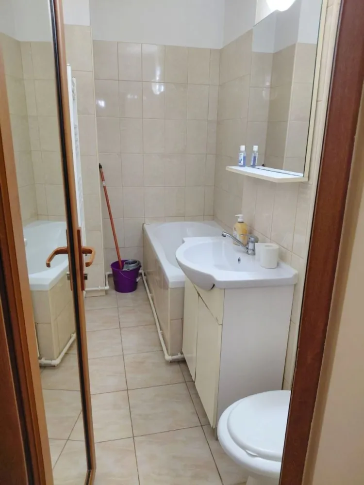 De inchiriat apartament cu o camera, parter, Mazepa 1, 260 euro - MAG Invest vă propune spre închiriere un apartament cu o cameră, situat în cartierul Mazepa 1, la parterul unui imobil cu 4 etaje, construit în anul 1985.
Locuința are o suprafață utilă de 28 mp și este complet mobilată și utilată, fiind pregătită pentru mutare imediată. Apartamentul dispune de centrală termică proprie, oferind un confort sporit pe tot parcursul anului.
Caracteristici:
- Suprafață utilă: 28 mp
- Apartament cu 1 cameră
- Parter
- Bloc cu 4 etaje
-An construcție: 1985
- Complet mobilat și utilat
- Centrală termică proprie
- Compartimentare practică și funcțională.
Localizare
Apartamentul este situat într-o zonă foarte bine cotată, în apropiere de:
- Școala Gimnazială Nr. 28
- Piața Ancora
- Magazine și supermarketuri
- Farmacii
- Mijloace de transport în comun
- Faleza Dunării și centrul orașului.
Poziționarea excelentă îl recomandă atât pentru o persoană, cât și pentru un cuplu care își dorește acces rapid către toate facilitățile urbane.
Se închiriază exclusiv pe termen lung.
Condiții de închiriere
Chirie: 260 euro/lună
Garanție: 260 euro
Comision agenție: 150 euro (se achită o singură dată, la semnarea contractului)
Pentru informații suplimentare și programarea unei vizionări:
Marilena
Consilier Imobiliar – MAG Invest
Telefon: 0741 030 291
