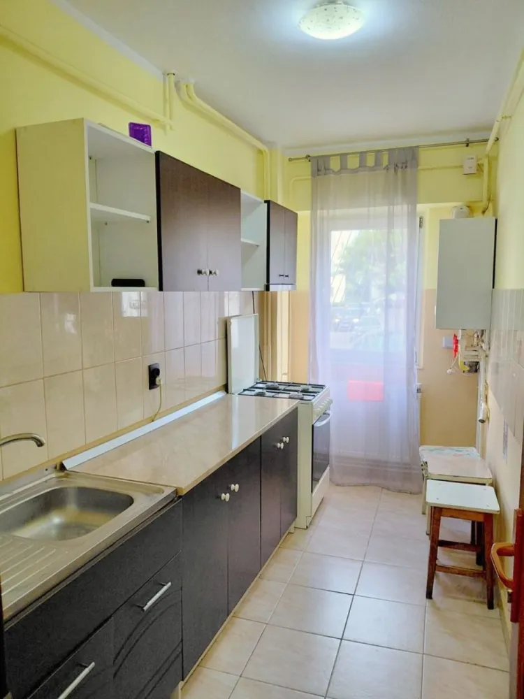 De inchiriat apartament cu o camera, parter, Mazepa 1, 260 euro - MAG Invest vă propune spre închiriere un apartament cu o cameră, situat în cartierul Mazepa 1, la parterul unui imobil cu 4 etaje, construit în anul 1985.
Locuința are o suprafață utilă de 28 mp și este complet mobilată și utilată, fiind pregătită pentru mutare imediată. Apartamentul dispune de centrală termică proprie, oferind un confort sporit pe tot parcursul anului.
Caracteristici:
- Suprafață utilă: 28 mp
- Apartament cu 1 cameră
- Parter
- Bloc cu 4 etaje
-An construcție: 1985
- Complet mobilat și utilat
- Centrală termică proprie
- Compartimentare practică și funcțională.
Localizare
Apartamentul este situat într-o zonă foarte bine cotată, în apropiere de:
- Școala Gimnazială Nr. 28
- Piața Ancora
- Magazine și supermarketuri
- Farmacii
- Mijloace de transport în comun
- Faleza Dunării și centrul orașului.
Poziționarea excelentă îl recomandă atât pentru o persoană, cât și pentru un cuplu care își dorește acces rapid către toate facilitățile urbane.
Se închiriază exclusiv pe termen lung.
Condiții de închiriere
Chirie: 260 euro/lună
Garanție: 260 euro
Comision agenție: 150 euro (se achită o singură dată, la semnarea contractului)
Pentru informații suplimentare și programarea unei vizionări:
Marilena
Consilier Imobiliar – MAG Invest
Telefon: 0741 030 291