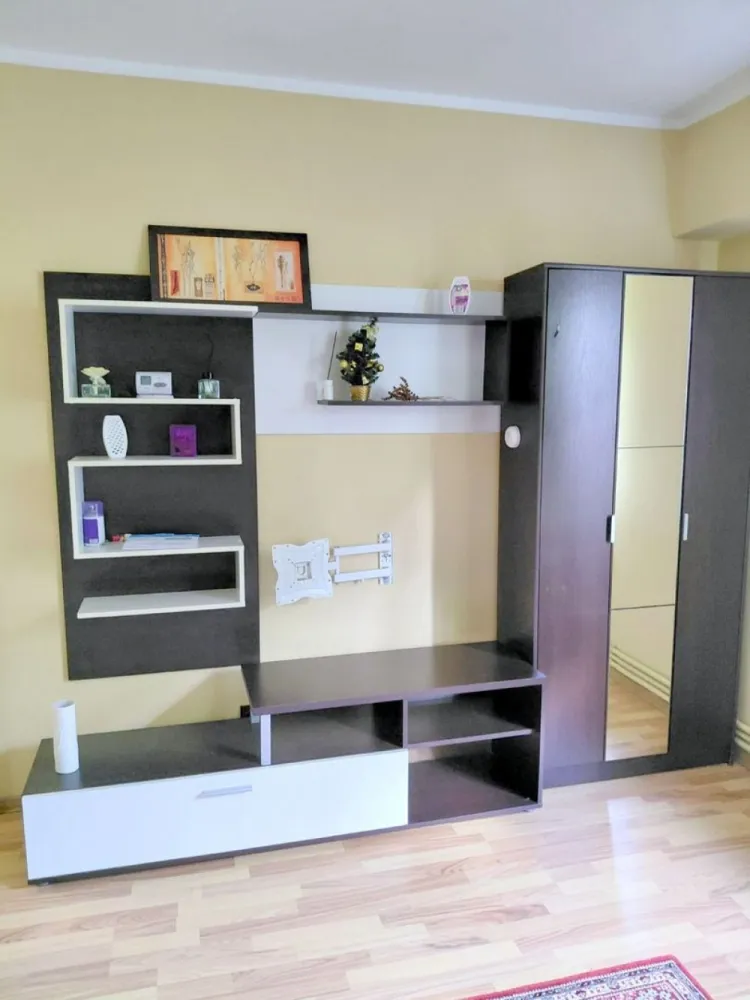 De inchiriat apartament cu o camera, parter, Mazepa 1, 260 euro - MAG Invest vă propune spre închiriere un apartament cu o cameră, situat în cartierul Mazepa 1, la parterul unui imobil cu 4 etaje, construit în anul 1985.
Locuința are o suprafață utilă de 28 mp și este complet mobilată și utilată, fiind pregătită pentru mutare imediată. Apartamentul dispune de centrală termică proprie, oferind un confort sporit pe tot parcursul anului.
Caracteristici:
- Suprafață utilă: 28 mp
- Apartament cu 1 cameră
- Parter
- Bloc cu 4 etaje
-An construcție: 1985
- Complet mobilat și utilat
- Centrală termică proprie
- Compartimentare practică și funcțională.
Localizare
Apartamentul este situat într-o zonă foarte bine cotată, în apropiere de:
- Școala Gimnazială Nr. 28
- Piața Ancora
- Magazine și supermarketuri
- Farmacii
- Mijloace de transport în comun
- Faleza Dunării și centrul orașului.
Poziționarea excelentă îl recomandă atât pentru o persoană, cât și pentru un cuplu care își dorește acces rapid către toate facilitățile urbane.
Se închiriază exclusiv pe termen lung.
Condiții de închiriere
Chirie: 260 euro/lună
Garanție: 260 euro
Comision agenție: 150 euro (se achită o singură dată, la semnarea contractului)
Pentru informații suplimentare și programarea unei vizionări:
Marilena
Consilier Imobiliar – MAG Invest
Telefon: 0741 030 291