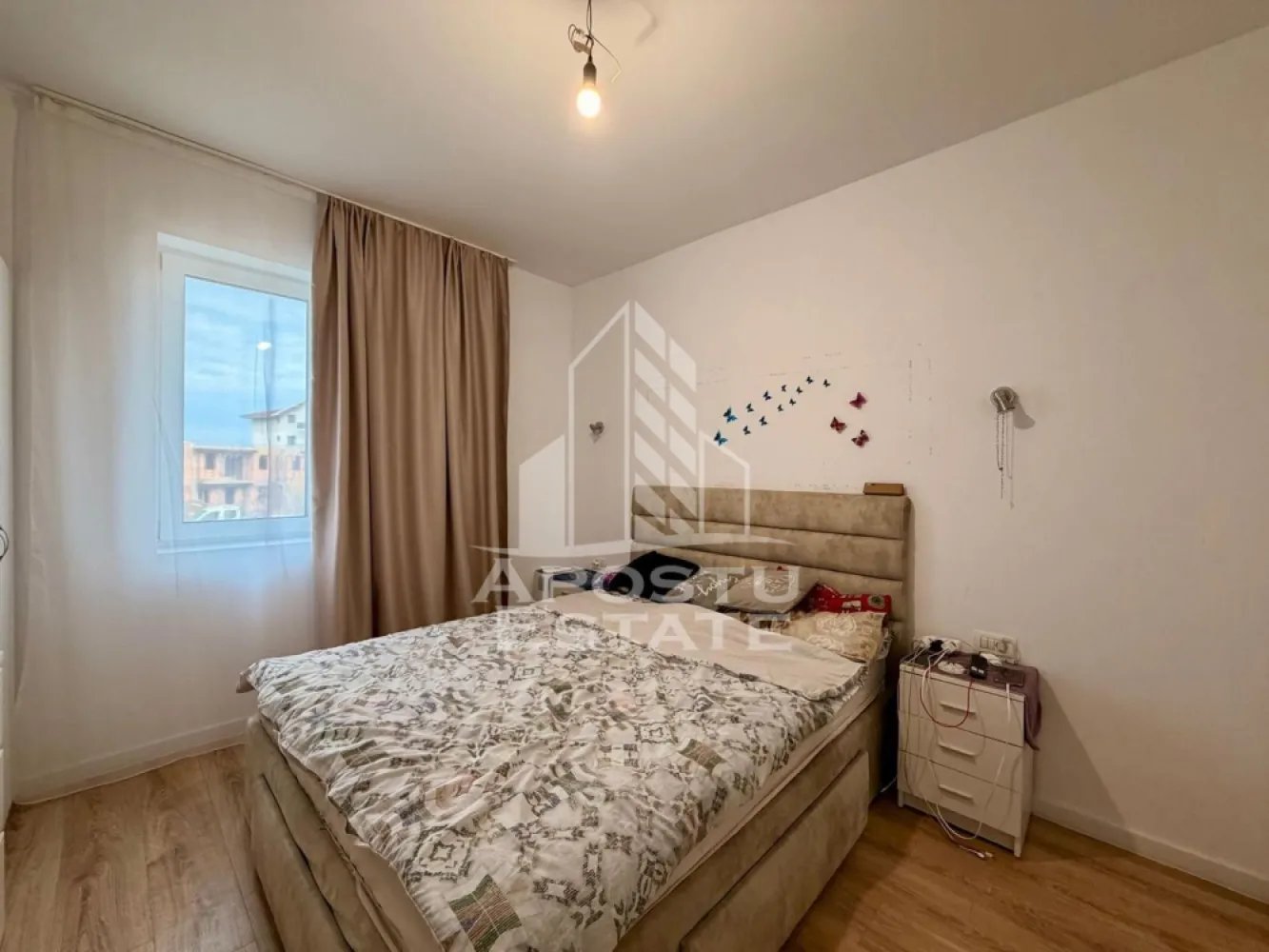 Apartament cu 2 camere de inchiriat, zona Braytim, Timisoara - APOSTU ESTATE vă propune spre închiriere un apartament modern cu 2 camere, loc de parcare inclus, situat într-o zonă liniștită, ideal pentru cupluri sau persoane care doresc un spațiu confortabil.

Suprafață utilă: 49 mp
Compartimentare eficientă:

Bucătărie complet mobilată și utilată, cu loc de luat masa

Living luminos si spatios

Dormitor matrimonial mobilat cu mini dressing

Baie cu cada și geam pentru aerisire naturala

Confort și facilități:

Centrală termică proprie pe gaz

Incalzire in pardoseala

Aer condiționat

Balcon

Loc de parcare suprateran inclus in pret

Apartamentul este complet mobilat si utilat

Localizare: Zona Braytim – liniște, în apropiere de magazine, școli și mijloace de transport în comun.

Ideal pentru:

Studenti

Cupluri

Preț chirie: 400€
Programează o vizionare!
ID intern: CP2858186