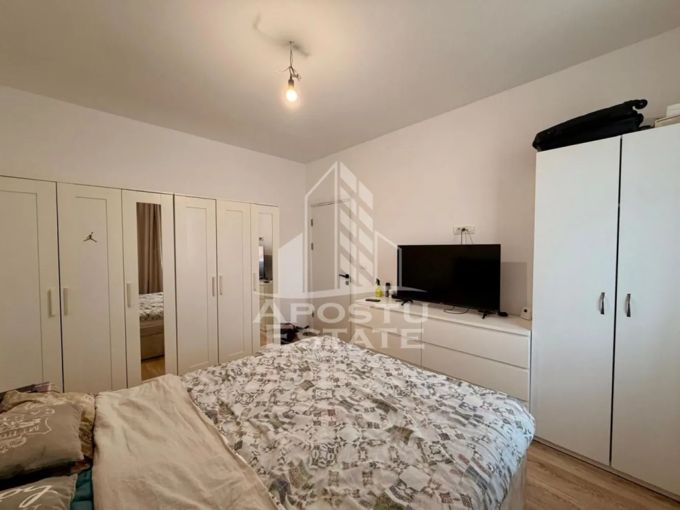 Apartament cu 2 camere de inchiriat, zona Braytim, Timisoara - APOSTU ESTATE vă propune spre închiriere un apartament modern cu 2 camere, loc de parcare inclus, situat într-o zonă liniștită, ideal pentru cupluri sau persoane care doresc un spațiu confortabil.

Suprafață utilă: 49 mp
Compartimentare eficientă:

Bucătărie complet mobilată și utilată, cu loc de luat masa

Living luminos si spatios

Dormitor matrimonial mobilat cu mini dressing

Baie cu cada și geam pentru aerisire naturala

Confort și facilități:

Centrală termică proprie pe gaz

Incalzire in pardoseala

Aer condiționat

Balcon

Loc de parcare suprateran inclus in pret

Apartamentul este complet mobilat si utilat

Localizare: Zona Braytim – liniște, în apropiere de magazine, școli și mijloace de transport în comun.

Ideal pentru:

Studenti

Cupluri

Preț chirie: 400€
Programează o vizionare!
ID intern: CP2858186