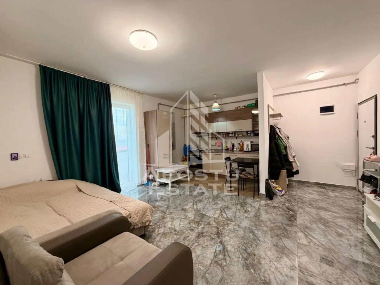 Apartament cu 2 camere de inchiriat, zona Braytim, Timisoara - APOSTU ESTATE vă propune spre închiriere un apartament modern cu 2 camere, loc de parcare inclus, situat într-o zonă liniștită, ideal pentru cupluri sau persoane care doresc un spațiu confortabil.

Suprafață utilă: 49 mp
Compartimentare eficientă:

Bucătărie complet mobilată și utilată, cu loc de luat masa

Living luminos si spatios

Dormitor matrimonial mobilat cu mini dressing

Baie cu cada și geam pentru aerisire naturala

Confort și facilități:

Centrală termică proprie pe gaz

Incalzire in pardoseala

Aer condiționat

Balcon

Loc de parcare suprateran inclus in pret

Apartamentul este complet mobilat si utilat

Localizare: Zona Braytim – liniște, în apropiere de magazine, școli și mijloace de transport în comun.

Ideal pentru:

Studenti

Cupluri

Preț chirie: 400€
Programează o vizionare!
ID intern: CP2858186