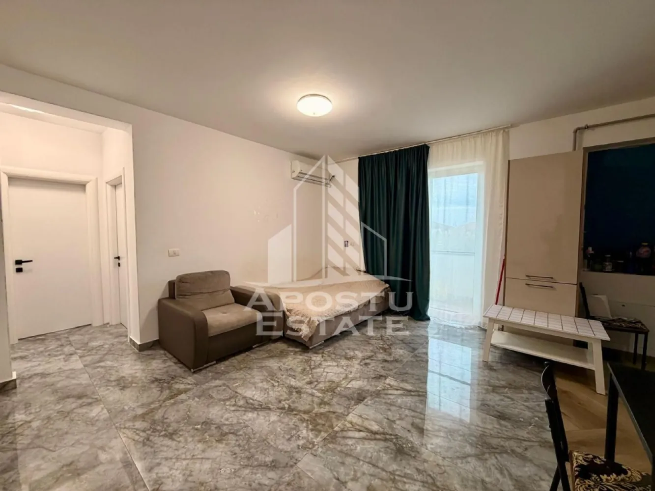 Apartament cu 2 camere de inchiriat, zona Braytim, Timisoara - APOSTU ESTATE vă propune spre închiriere un apartament modern cu 2 camere, loc de parcare inclus, situat într-o zonă liniștită, ideal pentru cupluri sau persoane care doresc un spațiu confortabil.

Suprafață utilă: 49 mp
Compartimentare eficientă:

Bucătărie complet mobilată și utilată, cu loc de luat masa

Living luminos si spatios

Dormitor matrimonial mobilat cu mini dressing

Baie cu cada și geam pentru aerisire naturala

Confort și facilități:

Centrală termică proprie pe gaz

Incalzire in pardoseala

Aer condiționat

Balcon

Loc de parcare suprateran inclus in pret

Apartamentul este complet mobilat si utilat

Localizare: Zona Braytim – liniște, în apropiere de magazine, școli și mijloace de transport în comun.

Ideal pentru:

Studenti

Cupluri

Preț chirie: 400€
Programează o vizionare!
ID intern: CP2858186