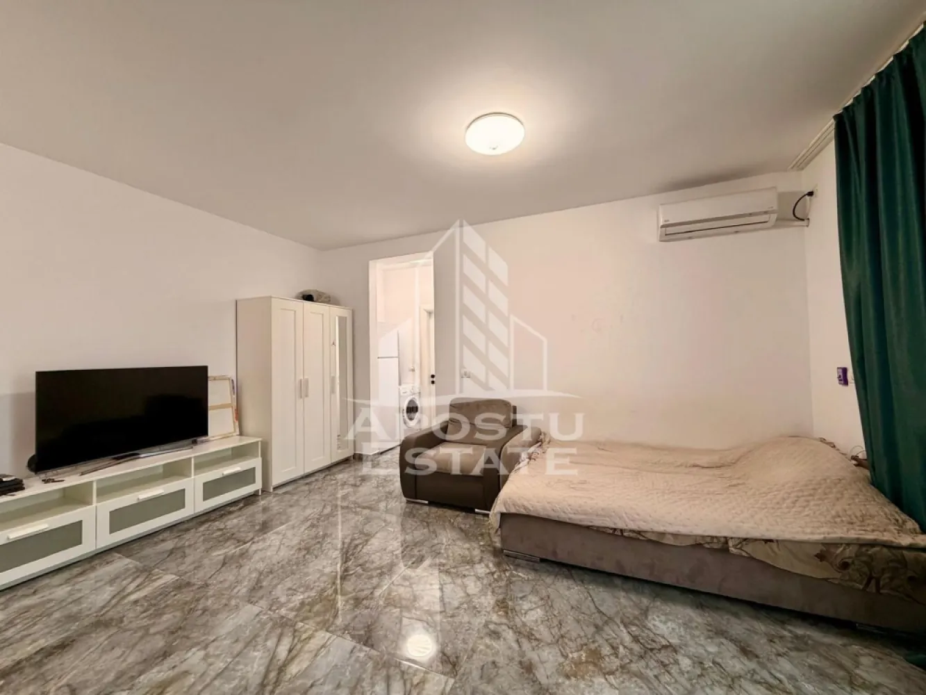 Apartament cu 2 camere de inchiriat, zona Braytim, Timisoara - APOSTU ESTATE vă propune spre închiriere un apartament modern cu 2 camere, loc de parcare inclus, situat într-o zonă liniștită, ideal pentru cupluri sau persoane care doresc un spațiu confortabil.

Suprafață utilă: 49 mp
Compartimentare eficientă:

Bucătărie complet mobilată și utilată, cu loc de luat masa

Living luminos si spatios

Dormitor matrimonial mobilat cu mini dressing

Baie cu cada și geam pentru aerisire naturala

Confort și facilități:

Centrală termică proprie pe gaz

Incalzire in pardoseala

Aer condiționat

Balcon

Loc de parcare suprateran inclus in pret

Apartamentul este complet mobilat si utilat

Localizare: Zona Braytim – liniște, în apropiere de magazine, școli și mijloace de transport în comun.

Ideal pentru:

Studenti

Cupluri

Preț chirie: 400€
Programează o vizionare!
ID intern: CP2858186