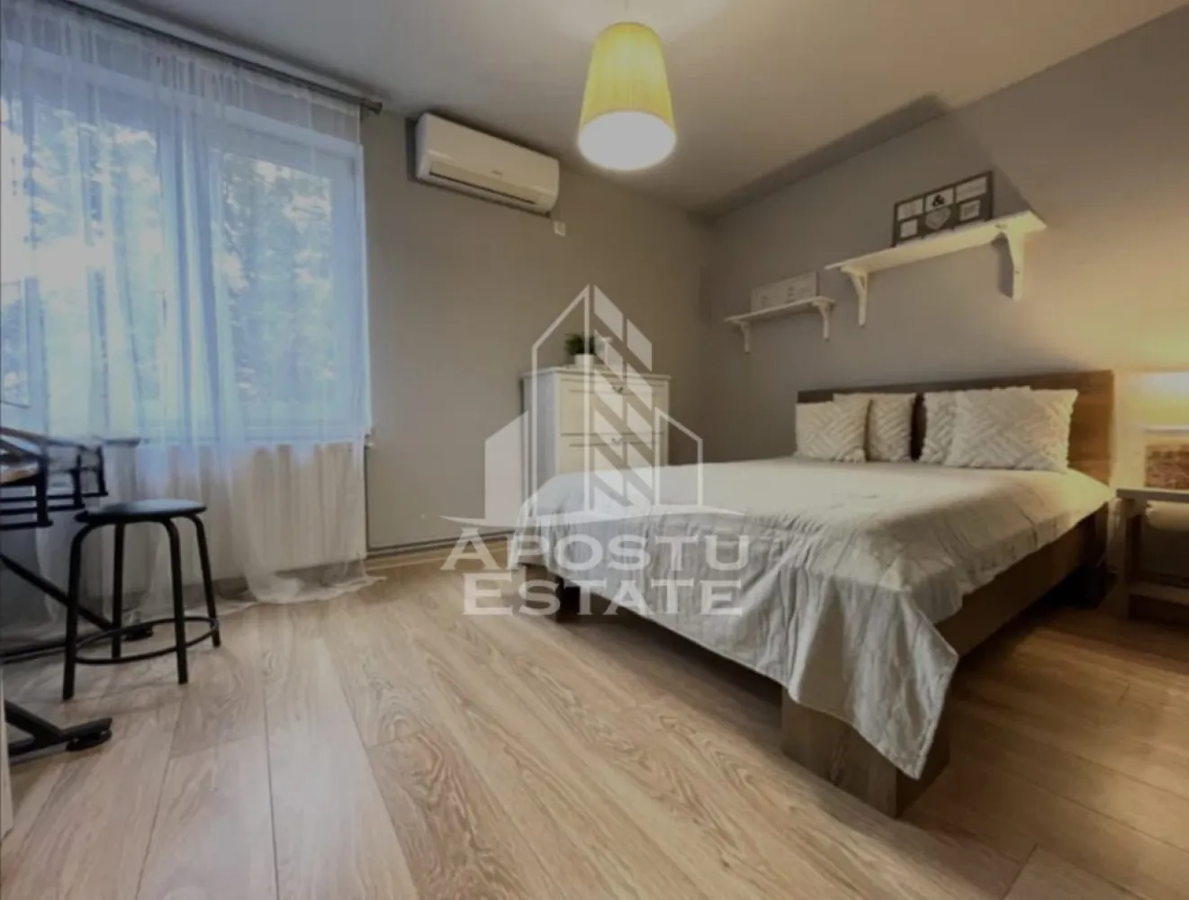 Apartament 2 camere, de inchiriat, Central, Timisoara - Agentia imobiliara APOSTU ESTATE va propune spre inchiriere un apartament cu 2 camere, spatios si luminos, situat in zona Central, o zona linistita si bine pozitionata. potrivit pentru cupluri,familii, sau persoane care isi doresc o locuinta unde sa se simta confortabil.

Suprafata utila: 50 mp

Compartimentare eficienta:

-Hol de acces generos

-Bucatarie complet mobilata si utilata

-Living luminos si spatios

-Dormitor mobilat si utilat

-Baie prevazuta cu cada

Confort si facilitati:

-Incalzirea apartamentului: centrala proprie

-Apartamentul este complet mobilat si utilat

-Nu accepta animale de companie de catre proprietar

Localizare:

-Timis,Centru – acces facil spre magazine, supermarketul Kaufland , scoli, parcuri si mijloace de transport in comun.

Ideal pentru:

-Cupluri

-Persoane singure

Pret chirie lunara: 500Euro

Programeaza o vizionare pentru a-ti putea imagina viitorul aici!

ID intern: CP3208529 !