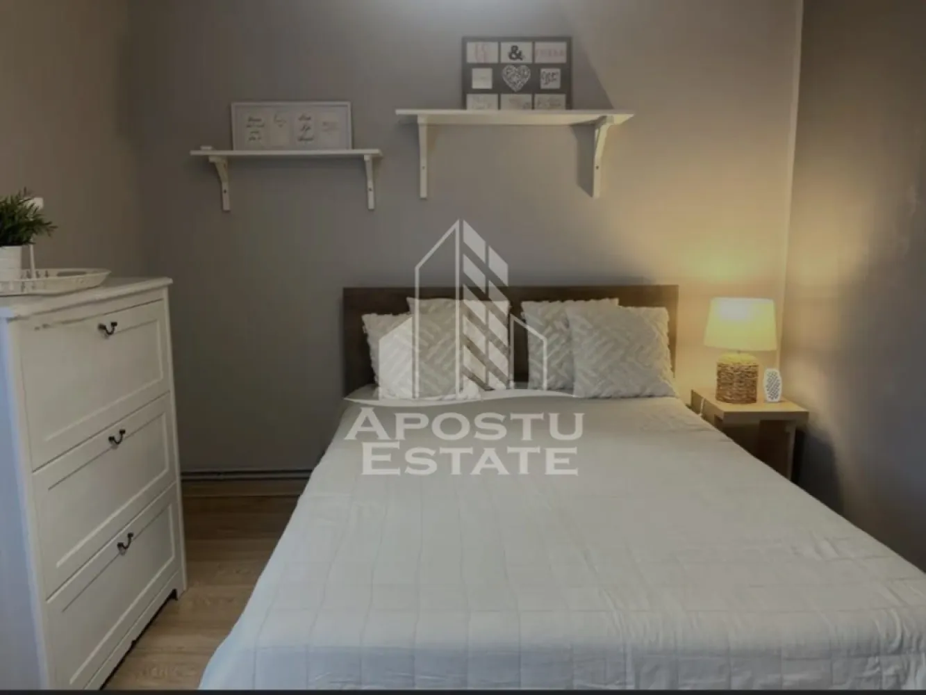 Apartament 2 camere, de inchiriat, Central, Timisoara - Agentia imobiliara APOSTU ESTATE va propune spre inchiriere un apartament cu 2 camere, spatios si luminos, situat in zona Central, o zona linistita si bine pozitionata. potrivit pentru cupluri,familii, sau persoane care isi doresc o locuinta unde sa se simta confortabil.

Suprafata utila: 50 mp

Compartimentare eficienta:

-Hol de acces generos

-Bucatarie complet mobilata si utilata

-Living luminos si spatios

-Dormitor mobilat si utilat

-Baie prevazuta cu cada

Confort si facilitati:

-Incalzirea apartamentului: centrala proprie

-Apartamentul este complet mobilat si utilat

-Nu accepta animale de companie de catre proprietar

Localizare:

-Timis,Centru – acces facil spre magazine, supermarketul Kaufland , scoli, parcuri si mijloace de transport in comun.

Ideal pentru:

-Cupluri

-Persoane singure

Pret chirie lunara: 500Euro

Programeaza o vizionare pentru a-ti putea imagina viitorul aici!

ID intern: CP3208529 !