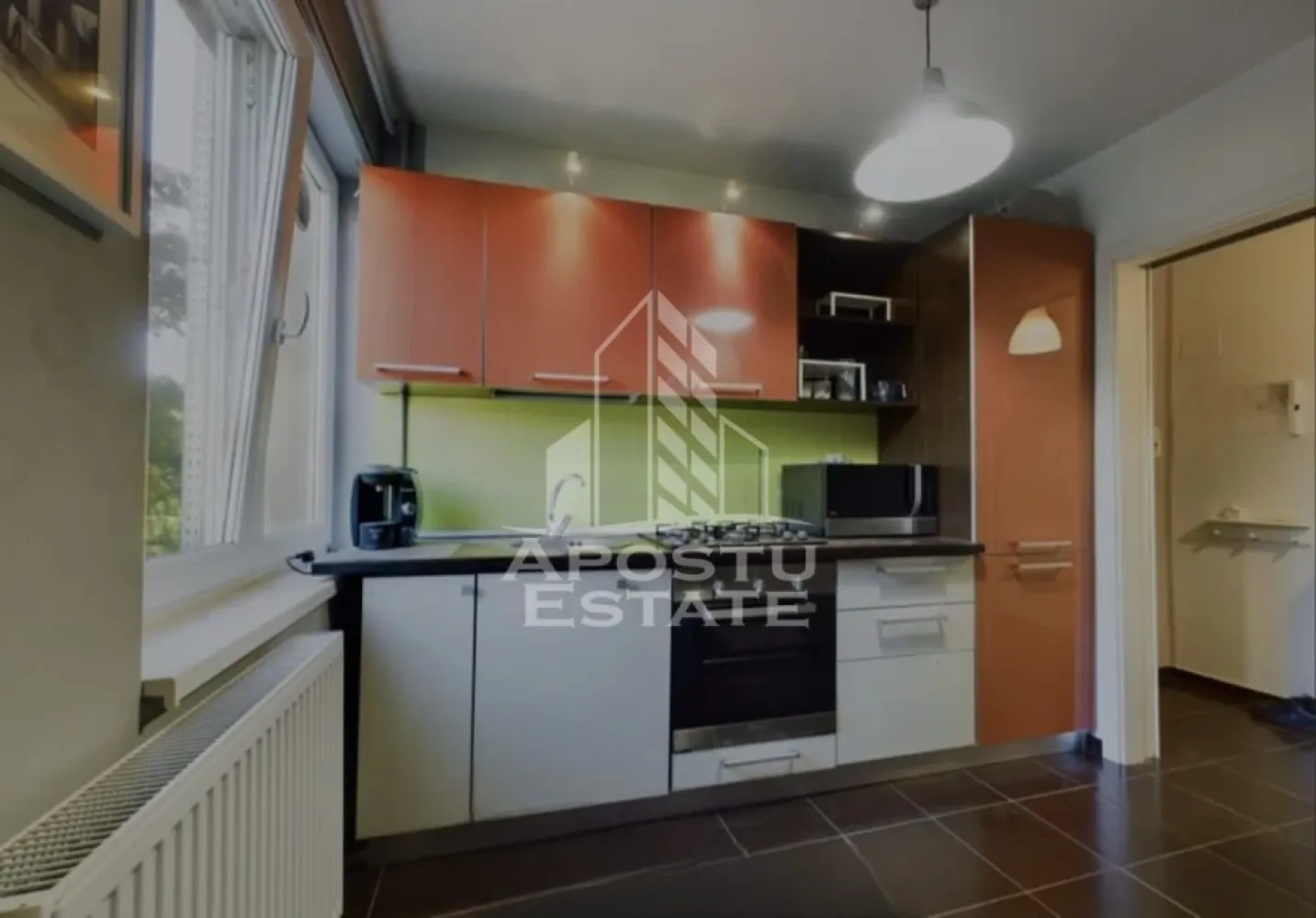 Apartament 2 camere, de inchiriat, Central, Timisoara - Agentia imobiliara APOSTU ESTATE va propune spre inchiriere un apartament cu 2 camere, spatios si luminos, situat in zona Central, o zona linistita si bine pozitionata. potrivit pentru cupluri,familii, sau persoane care isi doresc o locuinta unde sa se simta confortabil.

Suprafata utila: 50 mp

Compartimentare eficienta:

-Hol de acces generos

-Bucatarie complet mobilata si utilata

-Living luminos si spatios

-Dormitor mobilat si utilat

-Baie prevazuta cu cada

Confort si facilitati:

-Incalzirea apartamentului: centrala proprie

-Apartamentul este complet mobilat si utilat

-Nu accepta animale de companie de catre proprietar

Localizare:

-Timis,Centru – acces facil spre magazine, supermarketul Kaufland , scoli, parcuri si mijloace de transport in comun.

Ideal pentru:

-Cupluri

-Persoane singure

Pret chirie lunara: 500Euro

Programeaza o vizionare pentru a-ti putea imagina viitorul aici!

ID intern: CP3208529 !