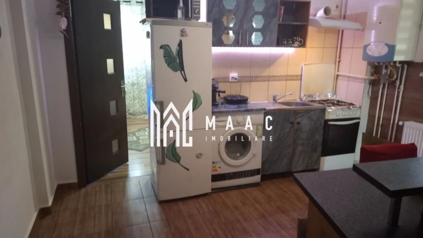 Apartament 1 Camera I Parter I Zona Strand II - Se oferă spre vânzare o garsonieră situată la parterul unui imobil din zona Ștrand II – o zonă liniștită, verde și foarte bine conectată la punctele de interes ale orașului.

Garsoniera are o suprafață utilă de 28 mp și este compartimentată practic, oferind confort și funcționalitate. Este complet mobilată și utilată, gata pentru mutare imediată, fără investiții suplimentare.

Dotări:
– Centrală proprie și calorifere
– Geamuri termopan
– Mobilier modern și electrocasnice funcționale
– Finisaje în stare foarte bună

Proprietatea este ideală pentru o persoană singură, un cuplu sau ca investiție pentru închiriere, datorită amplasării și disponibilității imediate.

Zona Ștrand II oferă acces facil la magazine, farmacii, stații de autobuz, spații verzi și zone de agrement.

Pentru informati si vizionari: ID: CP2756638