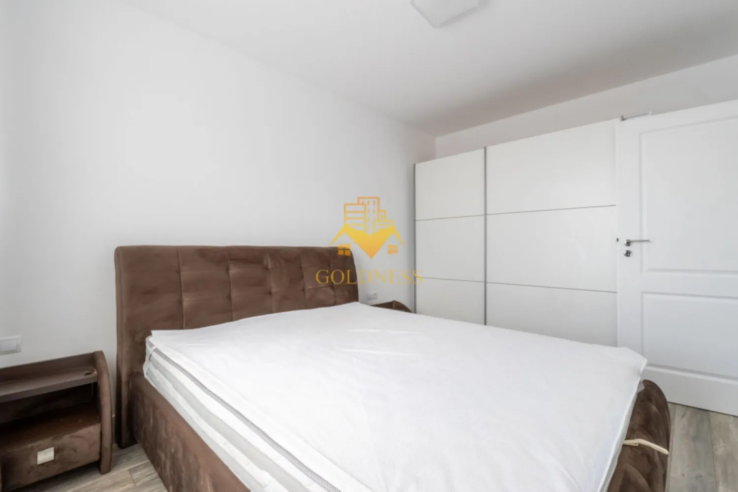 3 camere, modern, bloc nou, parcare, Floresti Zona BMW, Avram Iancu - GOLDNESS Imobiliare vă propune spre închiriere un apartament cu 3 camere complet mobilat și utilat, la etajul 4 într-un imobil de 7 etaje, în Floresti.
Dispune de loc de parcare !
Se află în apropierea stațiilor de transport în comun, magazine, restaurante, spații verzi, farmacii, etc. 

Apartamentul este compartimentat astfel:
 - dormitor cu pat matrimonial, dressing, noptiere
 - dormitor cu pat matrimonial, dulap pentru haine, noptiere
 - living cu bucatarie open space complet utilată și mobilată, canapea extensibilă, loc de servit masa 
 - baie cu cabina de dus, calorifer port prosop și dulap pentru depozitare.
 - terasa de 10 mp.

Imobilul este dotat cu toate cele necesare- centrală proprie, frigider, aragaz, hotă, mașină de spălat haine, etc. 

Dacă sunteți interesați de acest apartament și doriți să îl vizionați, dar și pentru alte oferte nu ezitați să ne contactați telefonic sau prin e-mail. Vă stăm la dispoziție!
Pentru intermediere se percepe un comision de 50% din prețul chiriei!