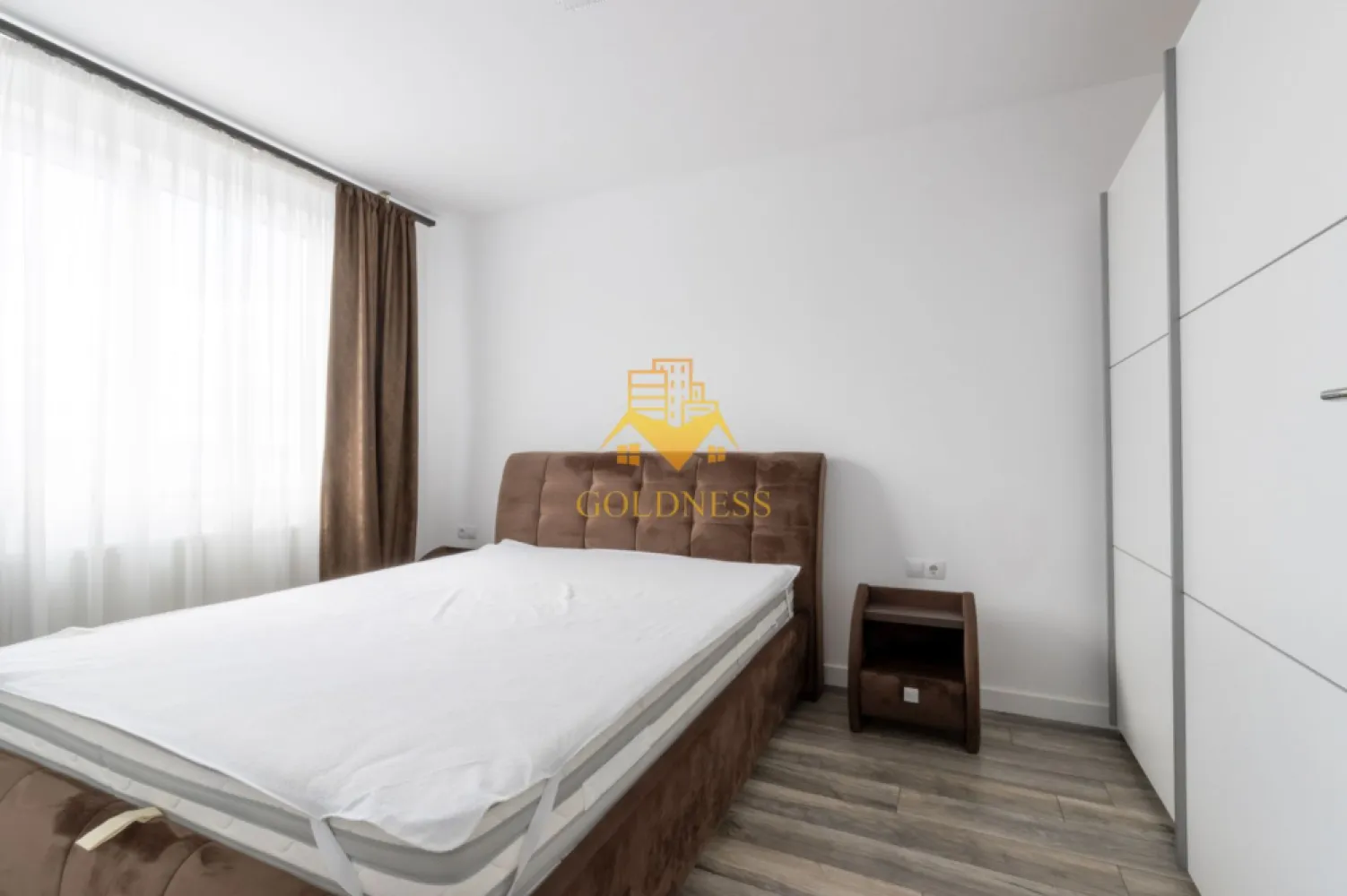 3 camere, modern, bloc nou, parcare, Floresti Zona BMW, Avram Iancu - GOLDNESS Imobiliare vă propune spre închiriere un apartament cu 3 camere complet mobilat și utilat, la etajul 4 într-un imobil de 7 etaje, în Floresti.
Dispune de loc de parcare !
Se află în apropierea stațiilor de transport în comun, magazine, restaurante, spații verzi, farmacii, etc. 

Apartamentul este compartimentat astfel:
 - dormitor cu pat matrimonial, dressing, noptiere
 - dormitor cu pat matrimonial, dulap pentru haine, noptiere
 - living cu bucatarie open space complet utilată și mobilată, canapea extensibilă, loc de servit masa 
 - baie cu cabina de dus, calorifer port prosop și dulap pentru depozitare.
 - terasa de 10 mp.

Imobilul este dotat cu toate cele necesare- centrală proprie, frigider, aragaz, hotă, mașină de spălat haine, etc. 

Dacă sunteți interesați de acest apartament și doriți să îl vizionați, dar și pentru alte oferte nu ezitați să ne contactați telefonic sau prin e-mail. Vă stăm la dispoziție!
Pentru intermediere se percepe un comision de 50% din prețul chiriei!