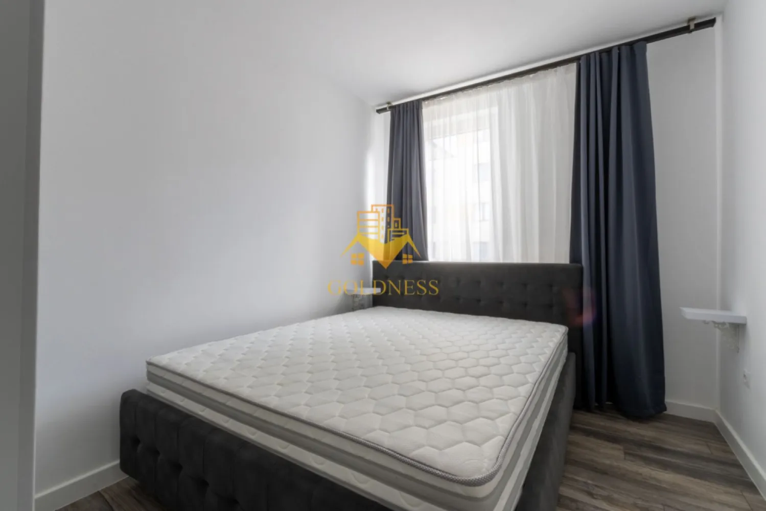 3 camere, modern, bloc nou, parcare, Floresti Zona BMW, Avram Iancu - GOLDNESS Imobiliare vă propune spre închiriere un apartament cu 3 camere complet mobilat și utilat, la etajul 4 într-un imobil de 7 etaje, în Floresti.
Dispune de loc de parcare !
Se află în apropierea stațiilor de transport în comun, magazine, restaurante, spații verzi, farmacii, etc. 

Apartamentul este compartimentat astfel:
 - dormitor cu pat matrimonial, dressing, noptiere
 - dormitor cu pat matrimonial, dulap pentru haine, noptiere
 - living cu bucatarie open space complet utilată și mobilată, canapea extensibilă, loc de servit masa 
 - baie cu cabina de dus, calorifer port prosop și dulap pentru depozitare.
 - terasa de 10 mp.

Imobilul este dotat cu toate cele necesare- centrală proprie, frigider, aragaz, hotă, mașină de spălat haine, etc. 

Dacă sunteți interesați de acest apartament și doriți să îl vizionați, dar și pentru alte oferte nu ezitați să ne contactați telefonic sau prin e-mail. Vă stăm la dispoziție!
Pentru intermediere se percepe un comision de 50% din prețul chiriei!