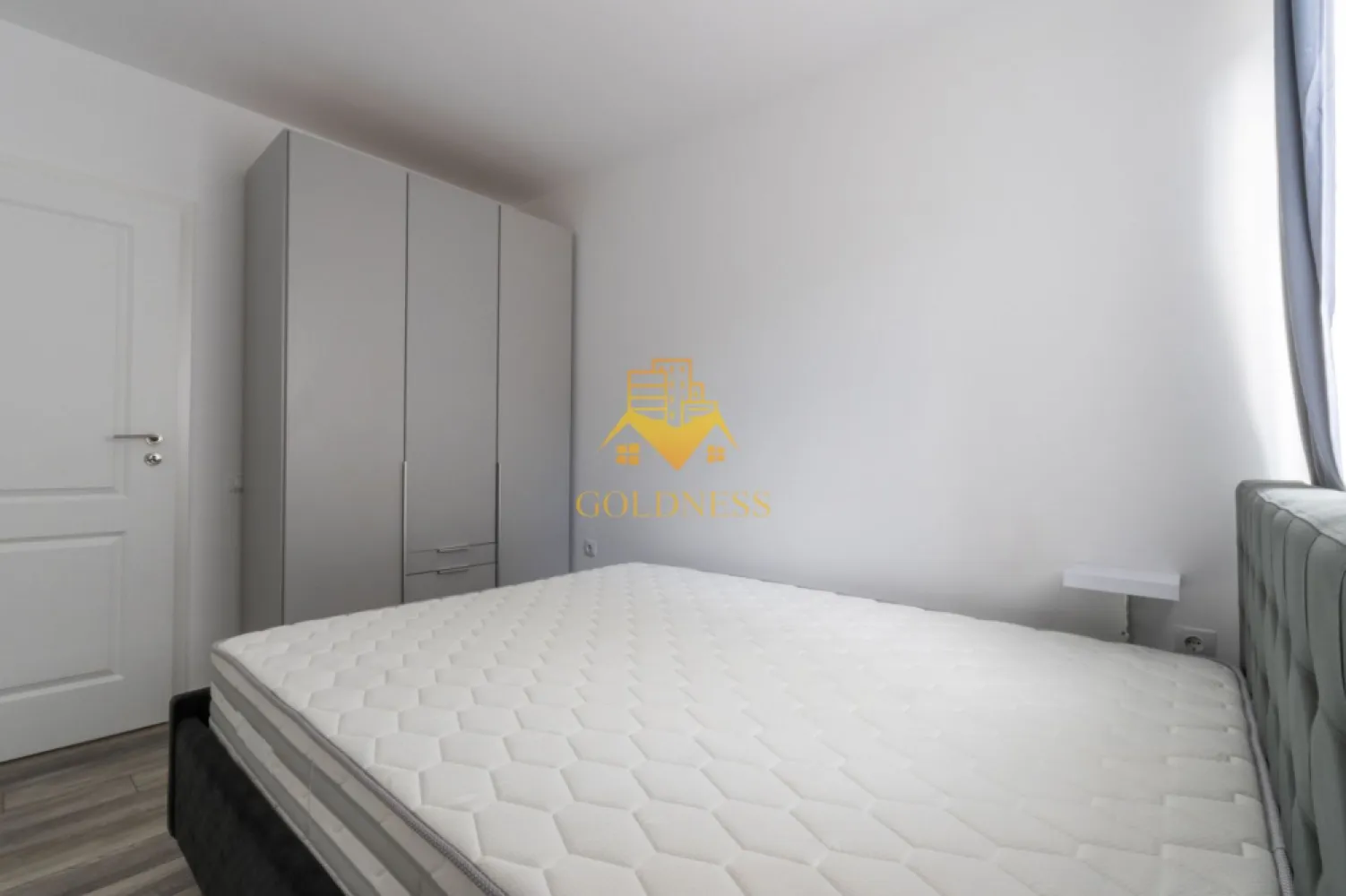 3 camere, modern, bloc nou, parcare, Floresti Zona BMW, Avram Iancu - GOLDNESS Imobiliare vă propune spre închiriere un apartament cu 3 camere complet mobilat și utilat, la etajul 4 într-un imobil de 7 etaje, în Floresti.
Dispune de loc de parcare !
Se află în apropierea stațiilor de transport în comun, magazine, restaurante, spații verzi, farmacii, etc. 

Apartamentul este compartimentat astfel:
 - dormitor cu pat matrimonial, dressing, noptiere
 - dormitor cu pat matrimonial, dulap pentru haine, noptiere
 - living cu bucatarie open space complet utilată și mobilată, canapea extensibilă, loc de servit masa 
 - baie cu cabina de dus, calorifer port prosop și dulap pentru depozitare.
 - terasa de 10 mp.

Imobilul este dotat cu toate cele necesare- centrală proprie, frigider, aragaz, hotă, mașină de spălat haine, etc. 

Dacă sunteți interesați de acest apartament și doriți să îl vizionați, dar și pentru alte oferte nu ezitați să ne contactați telefonic sau prin e-mail. Vă stăm la dispoziție!
Pentru intermediere se percepe un comision de 50% din prețul chiriei!