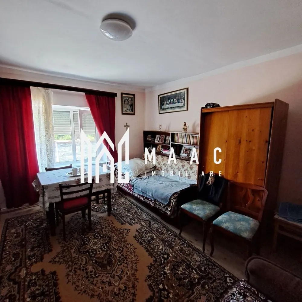 Casă individuală 2 camere | Cornățel | curte 633 mp, șură - Casă individuală cu 2 camere în Cornățel, la aproximativ 18 km de Sibiu, cu 85 mp utili, teren de 633 mp și curte cu anexe, potrivită pentru cei care caută locuire la casă aproape de oraș.

Detalii proprietate:
• Suprafață utilă: 85 mp
• Suprafață construită: 110 mp
• Teren: 633 mp
• 2 camere, 1 bucătărie separată și 1 baie
• An construcție: 1960
• 3 locuri de parcare
• Pivniță, șură de 56 mp și grădină de aproximativ 400 mp
• Utilități: gaz, curent, canalizare și apă
• Fântână cu hidrofor
• Construcție cu fundație din beton și piatră, zidărie din cărămidă și acoperiș din țiglă

Proprietatea este amplasată în satul Cornățel, comuna Roșia, cu acces rapid spre Sibiu. Curtea și grădina oferă spațiu pentru activități în aer liber, iar anexele existente pot fi utile pentru depozitare și gospodărie.

Cod anunț CP3208391. Contactați echipa MAAC Imobiliare pentru detalii suplimentare și programarea unei vizionări.