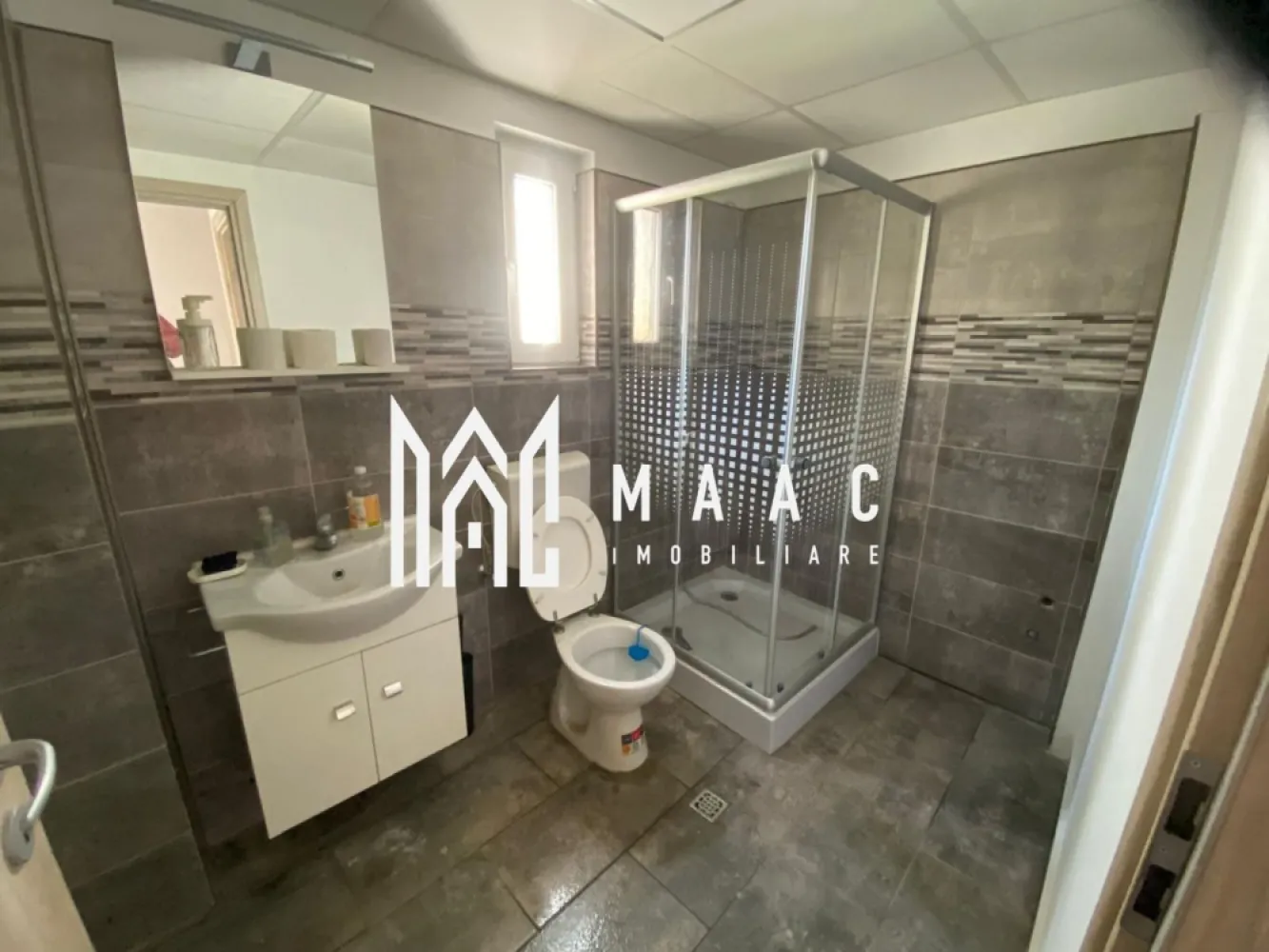 Proprietate individuală 12 camere | Cristian | 4 corpuri, 553 mp - Proprietate individuală cu 12 camere în Cristian, județul Sibiu, amplasată pe un teren de 553 mp și compusă din 4 corpuri de clădire, potrivită pentru cei care au nevoie de spații multiple în aceeași proprietate.

Detalii proprietate:
• Suprafață utilă totală: 362 mp
• Suprafață construită: 488 mp
• Teren: 553 mp
• Proprietate alcătuită din 4 corpuri de clădire
• Corpul principal are parter, pivniță și mansardă, cu 7 camere, 2 bucătării și 2 băi cu cabină de duș
• Corp administrativ la stradă, renovat, cu suprafață utilă de 27 mp
• Corp administrativ/birouri cu 2 încăperi, renovat, cu suprafață utilă de 19 mp
• Spațiu de producție de 117 mp utili, compartimentat în 3 încăperi, cu grup sanitar, duș și acces între spații
• Ferestre cu geam termopan PVC, pardoseli din gresie și parchet, încălzire cu centrală în condensare și calorifere
• Proprietatea este racordată la curent electric, gaz metan, apă din rețea, canalizare și apă din fântână
• 3 locuri de parcare și acces auto pentru microbuz sau camion de 3,5 T

Proprietatea este situată în Cristian, județul Sibiu, cu unul dintre corpuri poziționat la stradă și cu acces facil în curte pentru autovehicule utilitare. Configurația cu mai multe corpuri permite folosirea separată a spațiilor din aceeași incintă.

Pentru mai multe detalii și pentru programarea unei vizionări, contactați echipa MAAC Imobiliare și menționați Cod anunț CP3208988.

Conținut optimizat cu AI, aprobat de agent uman.