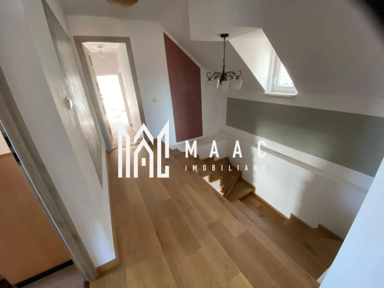 Proprietate individuală 12 camere | Cristian | 4 corpuri, 553 mp - Proprietate individuală cu 12 camere în Cristian, județul Sibiu, amplasată pe un teren de 553 mp și compusă din 4 corpuri de clădire, potrivită pentru cei care au nevoie de spații multiple în aceeași proprietate.

Detalii proprietate:
• Suprafață utilă totală: 362 mp
• Suprafață construită: 488 mp
• Teren: 553 mp
• Proprietate alcătuită din 4 corpuri de clădire
• Corpul principal are parter, pivniță și mansardă, cu 7 camere, 2 bucătării și 2 băi cu cabină de duș
• Corp administrativ la stradă, renovat, cu suprafață utilă de 27 mp
• Corp administrativ/birouri cu 2 încăperi, renovat, cu suprafață utilă de 19 mp
• Spațiu de producție de 117 mp utili, compartimentat în 3 încăperi, cu grup sanitar, duș și acces între spații
• Ferestre cu geam termopan PVC, pardoseli din gresie și parchet, încălzire cu centrală în condensare și calorifere
• Proprietatea este racordată la curent electric, gaz metan, apă din rețea, canalizare și apă din fântână
• 3 locuri de parcare și acces auto pentru microbuz sau camion de 3,5 T

Proprietatea este situată în Cristian, județul Sibiu, cu unul dintre corpuri poziționat la stradă și cu acces facil în curte pentru autovehicule utilitare. Configurația cu mai multe corpuri permite folosirea separată a spațiilor din aceeași incintă.

Pentru mai multe detalii și pentru programarea unei vizionări, contactați echipa MAAC Imobiliare și menționați Cod anunț CP3208988.

Conținut optimizat cu AI, aprobat de agent uman.