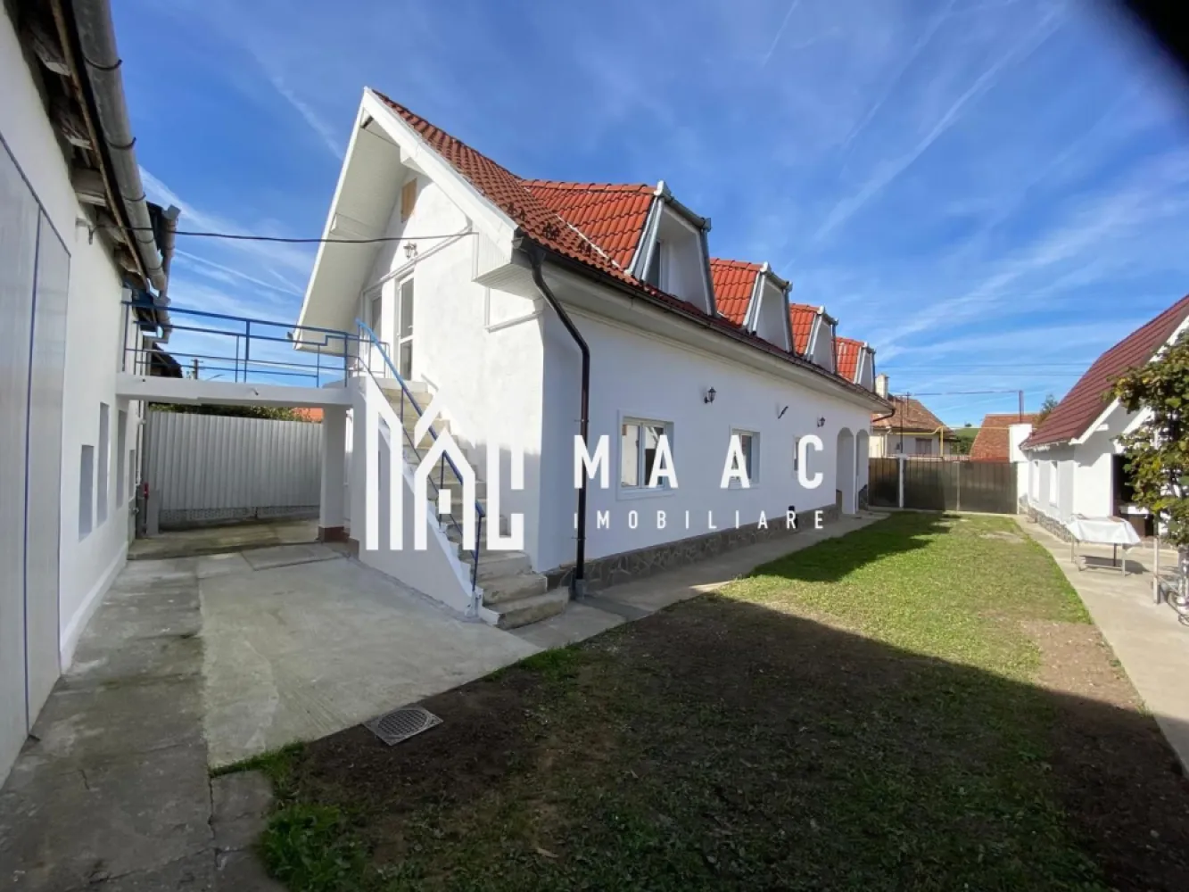 Proprietate individuală 12 camere | Cristian | 4 corpuri, 553 mp - Proprietate individuală cu 12 camere în Cristian, județul Sibiu, amplasată pe un teren de 553 mp și compusă din 4 corpuri de clădire, potrivită pentru cei care au nevoie de spații multiple în aceeași proprietate.

Detalii proprietate:
• Suprafață utilă totală: 362 mp
• Suprafață construită: 488 mp
• Teren: 553 mp
• Proprietate alcătuită din 4 corpuri de clădire
• Corpul principal are parter, pivniță și mansardă, cu 7 camere, 2 bucătării și 2 băi cu cabină de duș
• Corp administrativ la stradă, renovat, cu suprafață utilă de 27 mp
• Corp administrativ/birouri cu 2 încăperi, renovat, cu suprafață utilă de 19 mp
• Spațiu de producție de 117 mp utili, compartimentat în 3 încăperi, cu grup sanitar, duș și acces între spații
• Ferestre cu geam termopan PVC, pardoseli din gresie și parchet, încălzire cu centrală în condensare și calorifere
• Proprietatea este racordată la curent electric, gaz metan, apă din rețea, canalizare și apă din fântână
• 3 locuri de parcare și acces auto pentru microbuz sau camion de 3,5 T

Proprietatea este situată în Cristian, județul Sibiu, cu unul dintre corpuri poziționat la stradă și cu acces facil în curte pentru autovehicule utilitare. Configurația cu mai multe corpuri permite folosirea separată a spațiilor din aceeași incintă.

Pentru mai multe detalii și pentru programarea unei vizionări, contactați echipa MAAC Imobiliare și menționați Cod anunț CP3208988.

Conținut optimizat cu AI, aprobat de agent uman.