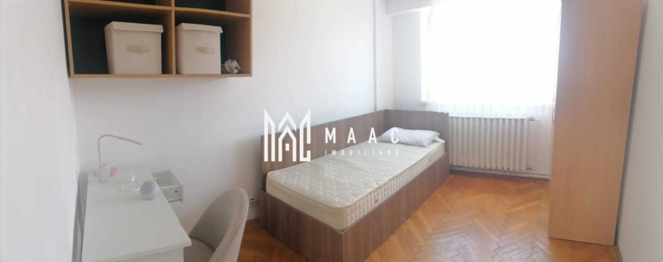 Apartament 4 camere semidecomandat | Hipodrom 2, Sibiu | 100 mp, 2 băi - Spațiu generos pentru locuire pe termen lung în Hipodrom 2, Sibiu: apartament cu 4 camere, 100 mp utili și 2 băi, complet mobilat și utilat, situat la etajul 6 al imobilului.

Detalii proprietate:
• Suprafață utilă: 100 mp, suprafață construită 140 mp
• Compartimentare semidecomandată, cu living, 3 dormitoare, bucătărie separată, 2 băi, hol și spații de depozitare
• Etaj 6 din 6, orientare est
• Stare interioară bună, apartament complet mobilat și utilat
• Bucătărie complet echipată, frigider și mașină de spălat rufe
• Centrală termică proprie
• An construcție imobil: 1970
• Se acceptă animale de companie

Localizarea în zona Hipodrom 2 oferă acces rapid către supermarketuri, centre comerciale, farmacii, școli, grădinițe, restaurante, cafenele, bănci și stații pentru transportul în comun. Principalele zone de interes ale orașului sunt ușor accesibile, ceea ce susține un ritm de locuire practic și bine conectat.

Pentru detalii suplimentare și programarea unei vizionări, contactați echipa MAAC Imobiliare. Cod anunț CP3209103.

Conținut optimizat cu AI, aprobat de agent uman.