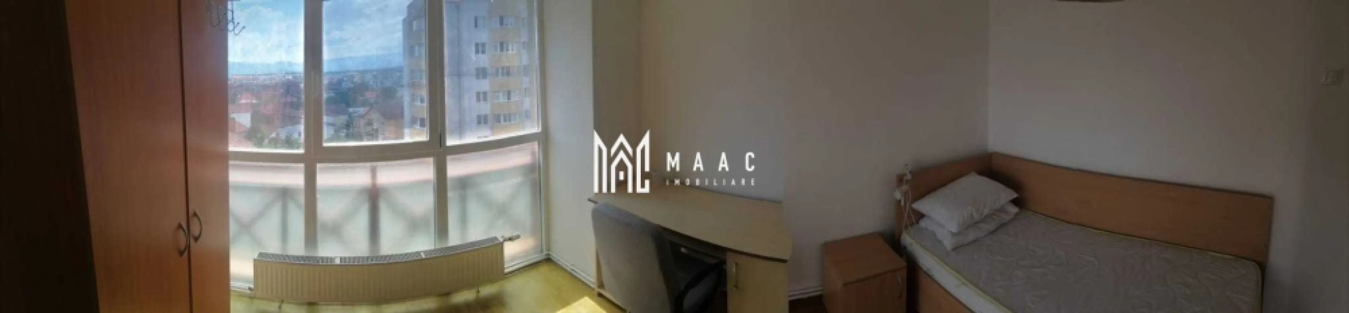 Apartament 4 camere semidecomandat | Hipodrom 2, Sibiu | 100 mp, 2 băi - Spațiu generos pentru locuire pe termen lung în Hipodrom 2, Sibiu: apartament cu 4 camere, 100 mp utili și 2 băi, complet mobilat și utilat, situat la etajul 6 al imobilului.

Detalii proprietate:
• Suprafață utilă: 100 mp, suprafață construită 140 mp
• Compartimentare semidecomandată, cu living, 3 dormitoare, bucătărie separată, 2 băi, hol și spații de depozitare
• Etaj 6 din 6, orientare est
• Stare interioară bună, apartament complet mobilat și utilat
• Bucătărie complet echipată, frigider și mașină de spălat rufe
• Centrală termică proprie
• An construcție imobil: 1970
• Se acceptă animale de companie

Localizarea în zona Hipodrom 2 oferă acces rapid către supermarketuri, centre comerciale, farmacii, școli, grădinițe, restaurante, cafenele, bănci și stații pentru transportul în comun. Principalele zone de interes ale orașului sunt ușor accesibile, ceea ce susține un ritm de locuire practic și bine conectat.

Pentru detalii suplimentare și programarea unei vizionări, contactați echipa MAAC Imobiliare. Cod anunț CP3209103.

Conținut optimizat cu AI, aprobat de agent uman.