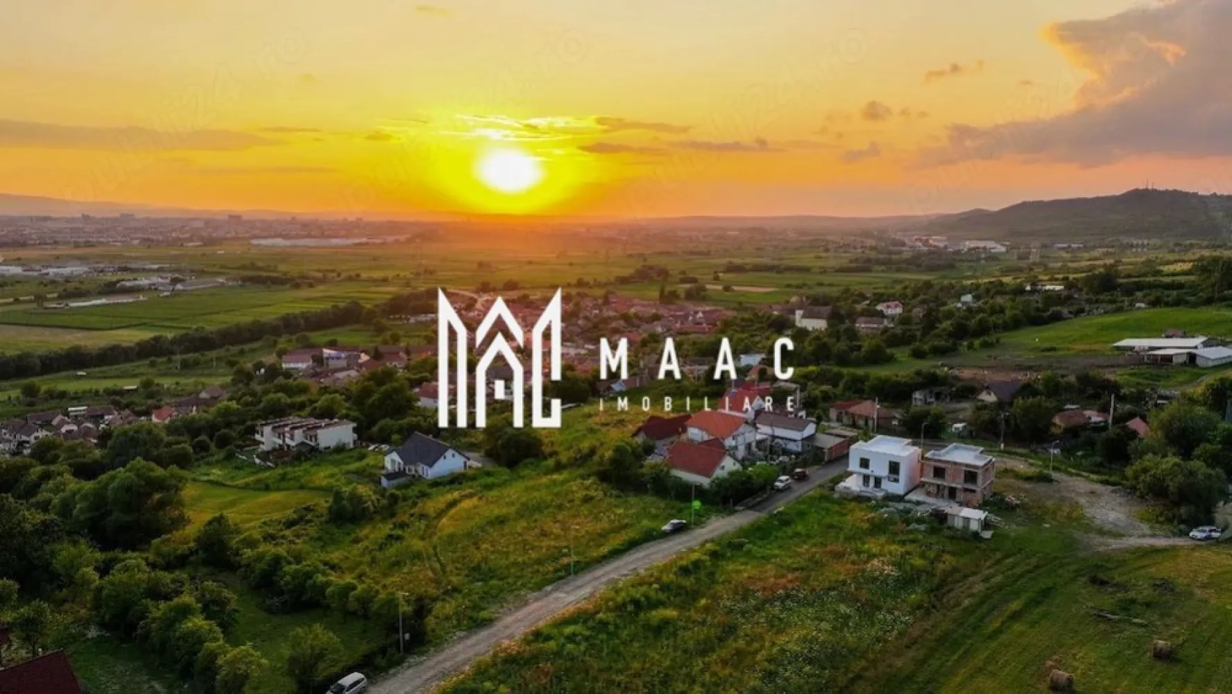 Teren intravilan 400 mp | Selimbăr-Bungard | Proiect,Autorizație - Teren intravilan de 400 mp între Selimbăr și Bungard, la câțiva kilometri de Sibiu, cu proiect aprobat și autorizație de construire inclusă, potrivit pentru demararea rapidă a construcției unei case.

Detalii proprietate:
• Suprafață teren: 400 mp
• Clasificare: teren intravilan pentru construcții
• Deschidere la drum: 19 m
• Proiect aprobat și autorizație de construire incluse
• Teren situat la capăt de stradă
• Utilități disponibile la aproximativ 20-30 m de teren
• Poziționare cu vedere permanentă spre Munții Făgăraș și spre Sibiu

Zona este exclusiv rezidențială, destinată caselor unifamiliale, iar amplasarea oferă acces rapid către împrejurimi. Proprietatea se află la aproximativ 4 km de Sibiu și la 2 km de Șelimbăr, într-un cadru care păstrează deschiderea către peisajul din față.

Cod anunț CP3209252. Contactați echipa MAAC Imobiliare pentru detalii suplimentare și pentru programarea unei vizionări la teren.

Conținut optimizat cu AI, aprobat de agent uman.
