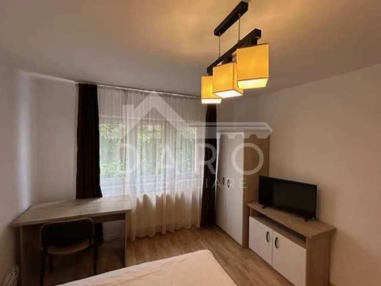 🏡 Apartament 3 camere de închiriat – Aleea Constructorilor - 🏡 Apartament 3 camere de închiriat – Aleea Constructorilor | Aproape de UMF | 420 €
DARO IMOBILIARE oferă spre închiriere apartament spațios cu 3 camere, situat pe Aleea Constructorilor, într-o zonă foarte liniștită, la doar 5–10 minute de căminele studențești, UMF și Spitalul Județean.
💰 Chirie: 420 €/lună
✔ disponibil imediat
✔ închiriere pe termen lung
✔ parcare disponibilă lângă bloc
Compartimentare:
✔living spatios si luminos
✔ 2 dormitoare cu paturi duble și birouri
✔ bucătărie
✔ baie
✔ hol
Dotări și utilități:
✔ centrală termică proprie, calorifere
✔ geamuri termopan
✔ parchet laminat
✔ mobilier modern
✔ spații generoase de depozitare
✔ TV
✔ aragaz
✔ frigider
✔ cuptor cu microunde
✔ mașină de spălat rufe
✔ aspirator
Avantaje:
📍 zonă liniștită – Aleea Constructorilor
📍 aproape de UMF, Spitalul Județean și cămine studențești
📍 ideal pentru studenți sau personal medical
📍 posibilitate de completare sau modificare mobilier în funcție de chiriaș
💎 Apartament spațios și bine poziționat, ideal pentru locuire pe termen lung.
🤝 Proprietate promovată prin DARO Imobiliare
💳 Pentru achiziție, prin Kiwi Finance beneficiezi de:
✔ analiză GRATUITĂ a eligibilității
✔ acces la oferte de la peste 12 bănci
✔ negocierea dobânzii în favoarea ta
✔ suport complet până la semnarea contractului
📞 Detalii și vizionări:
Coman Maria – DARO Imobiliare & Kiwi Finance
📱 0749 535 729
🔑 DARO Imobiliare – găsim proprietatea potrivită.
💳 Kiwi Finance – obținem creditul pentru a o cumpăra.