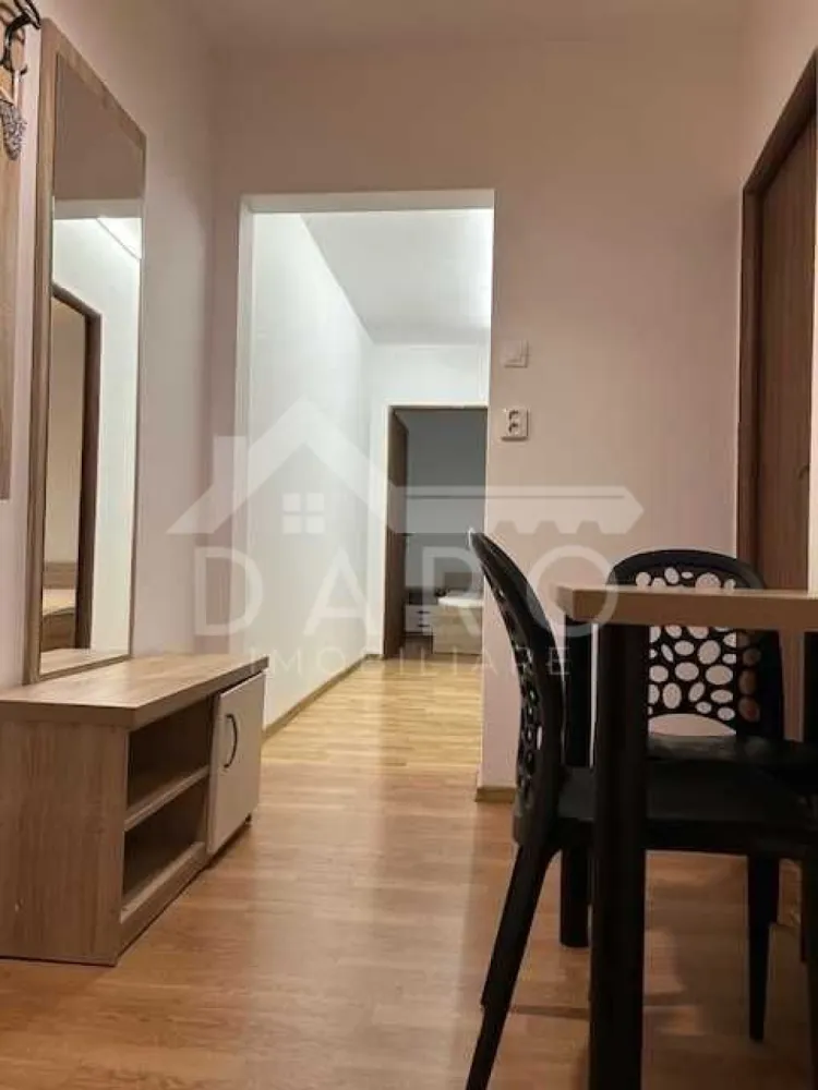 🏡 Apartament 3 camere de închiriat – Aleea Constructorilor - 🏡 Apartament 3 camere de închiriat – Aleea Constructorilor | Aproape de UMF | 420 €
DARO IMOBILIARE oferă spre închiriere apartament spațios cu 3 camere, situat pe Aleea Constructorilor, într-o zonă foarte liniștită, la doar 5–10 minute de căminele studențești, UMF și Spitalul Județean.
💰 Chirie: 420 €/lună
✔ disponibil imediat
✔ închiriere pe termen lung
✔ parcare disponibilă lângă bloc
Compartimentare:
✔living spatios si luminos
✔ 2 dormitoare cu paturi duble și birouri
✔ bucătărie
✔ baie
✔ hol
Dotări și utilități:
✔ centrală termică proprie, calorifere
✔ geamuri termopan
✔ parchet laminat
✔ mobilier modern
✔ spații generoase de depozitare
✔ TV
✔ aragaz
✔ frigider
✔ cuptor cu microunde
✔ mașină de spălat rufe
✔ aspirator
Avantaje:
📍 zonă liniștită – Aleea Constructorilor
📍 aproape de UMF, Spitalul Județean și cămine studențești
📍 ideal pentru studenți sau personal medical
📍 posibilitate de completare sau modificare mobilier în funcție de chiriaș
💎 Apartament spațios și bine poziționat, ideal pentru locuire pe termen lung.
🤝 Proprietate promovată prin DARO Imobiliare
💳 Pentru achiziție, prin Kiwi Finance beneficiezi de:
✔ analiză GRATUITĂ a eligibilității
✔ acces la oferte de la peste 12 bănci
✔ negocierea dobânzii în favoarea ta
✔ suport complet până la semnarea contractului
📞 Detalii și vizionări:
Coman Maria – DARO Imobiliare & Kiwi Finance
📱 0749 535 729
🔑 DARO Imobiliare – găsim proprietatea potrivită.
💳 Kiwi Finance – obținem creditul pentru a o cumpăra.