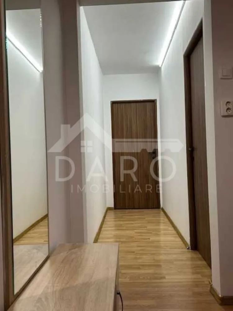 🏡 Apartament 3 camere de închiriat – Aleea Constructorilor - 🏡 Apartament 3 camere de închiriat – Aleea Constructorilor | Aproape de UMF | 420 €
DARO IMOBILIARE oferă spre închiriere apartament spațios cu 3 camere, situat pe Aleea Constructorilor, într-o zonă foarte liniștită, la doar 5–10 minute de căminele studențești, UMF și Spitalul Județean.
💰 Chirie: 420 €/lună
✔ disponibil imediat
✔ închiriere pe termen lung
✔ parcare disponibilă lângă bloc
Compartimentare:
✔living spatios si luminos
✔ 2 dormitoare cu paturi duble și birouri
✔ bucătărie
✔ baie
✔ hol
Dotări și utilități:
✔ centrală termică proprie, calorifere
✔ geamuri termopan
✔ parchet laminat
✔ mobilier modern
✔ spații generoase de depozitare
✔ TV
✔ aragaz
✔ frigider
✔ cuptor cu microunde
✔ mașină de spălat rufe
✔ aspirator
Avantaje:
📍 zonă liniștită – Aleea Constructorilor
📍 aproape de UMF, Spitalul Județean și cămine studențești
📍 ideal pentru studenți sau personal medical
📍 posibilitate de completare sau modificare mobilier în funcție de chiriaș
💎 Apartament spațios și bine poziționat, ideal pentru locuire pe termen lung.
🤝 Proprietate promovată prin DARO Imobiliare
💳 Pentru achiziție, prin Kiwi Finance beneficiezi de:
✔ analiză GRATUITĂ a eligibilității
✔ acces la oferte de la peste 12 bănci
✔ negocierea dobânzii în favoarea ta
✔ suport complet până la semnarea contractului
📞 Detalii și vizionări:
Coman Maria – DARO Imobiliare & Kiwi Finance
📱 0749 535 729
🔑 DARO Imobiliare – găsim proprietatea potrivită.
💳 Kiwi Finance – obținem creditul pentru a o cumpăra.