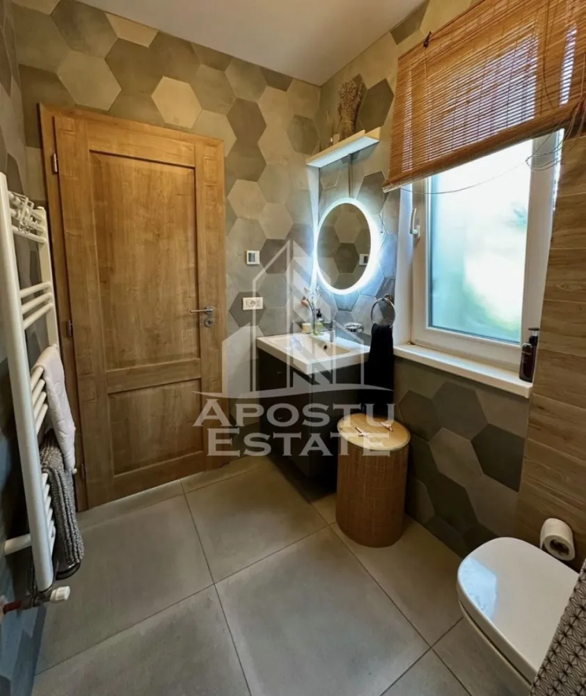 Duplex în Mosnita Noua - Apostu Estate va oferă spre vânzare un duplex situat în una dintre cele mai apreciate zone rezidențiale din Moșnița Veche, această locuință beneficiază de acces integral pe drum asfaltat și oferă acces rapid către Timișoara și principalele facilități din zonă. 
Duplexul dispune de 91 mp utili, 270 mp teren, 3 dormitoare, 2 băi, bucătărie închisă, terasă de 11 mp, anexă pentru depozitare de 18 mp și loc de parcare cu posibilitate de amenajare carport. Compartimentare: 
Parter: * hol de acces * bucătărie închisă, cu ieșire directă către terasă și curte * baie * living + dining cu acces către terasă și curte 
Etaj: * dormitor matrimonial * dormitor copil * birou / al treilea dormitor * baie * acces la pod pentru depozitare Amenajată într-un stil nordic contemporan, cu spații luminoase, soluții practice de depozitare și o curte atent amenajată, gândită pentru viața de zi cu zi a unei familii. Proprietatea este unitatea de capăt a unui triplex, cu un singur perete comun cu vecinii. Poziționarea pe colț oferă mai multă lumină naturală, o senzație sporită de spațiu și deschidere față de proprietățile învecinate. 
Vă așteptăm cu drag la o vizionare,cu mai multe detalii vă stăm la dispoziție telefonic!