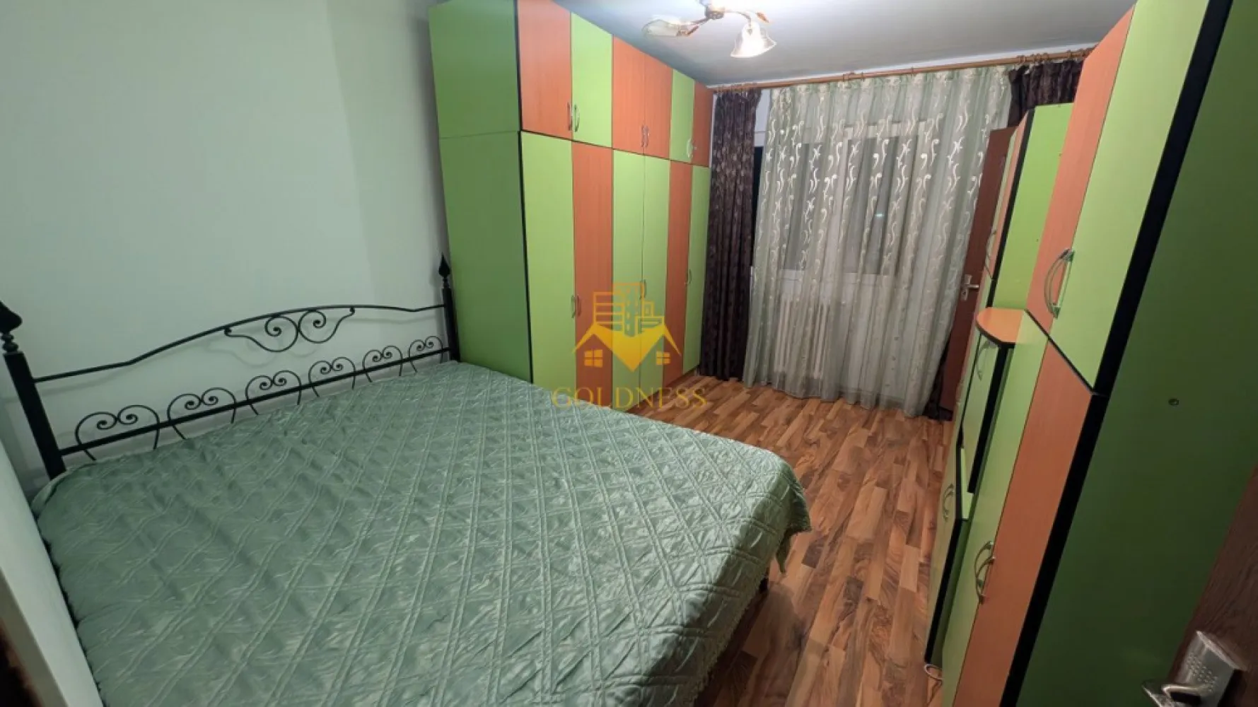 3 camere, semidecomandate, Manastur Zona Mehedinti, BIG, Izlazului - GOLDNESS Imobiliare vă propune spre închiriere un apartament decomandat cu 3 camere complet mobilat și utilat, la etajul 3 într-un imobil de 4 etaje, în Mănăștur, în apropierea stațiilor de transport, Big, și Toskana.
Se află în apropierea stațiilor de transport în comun, magazine, restaurante, spații verzi, farmacii, etc.
Apartamentul este compartimentat astfel:
 * dormitor cu dressing, pat matrimonial și birou
 * dormitor cu birou, dressing și pat matrimonial
 * living cu colțar, TV și comodă TV
 * bucătărie open space complet utilată și mobilată cu aragaz, frigider, hotă și cuptor
 * baie complet utilată cu cabină de duș, calorifer port prosop și dulap pentru depozitare.
Imobilul este dotat cu centrală proprie, mașină de spălat haine, etc.
Dacă sunteți interesați de acest apartament și doriți să îl vizionați, dar și pentru alte oferte nu ezitați să ne contactați telefonic sau prin e-mail. Vă stăm la dispoziție!
Pentru intermediere se percepe un comision de 50% din prețul chiriei!