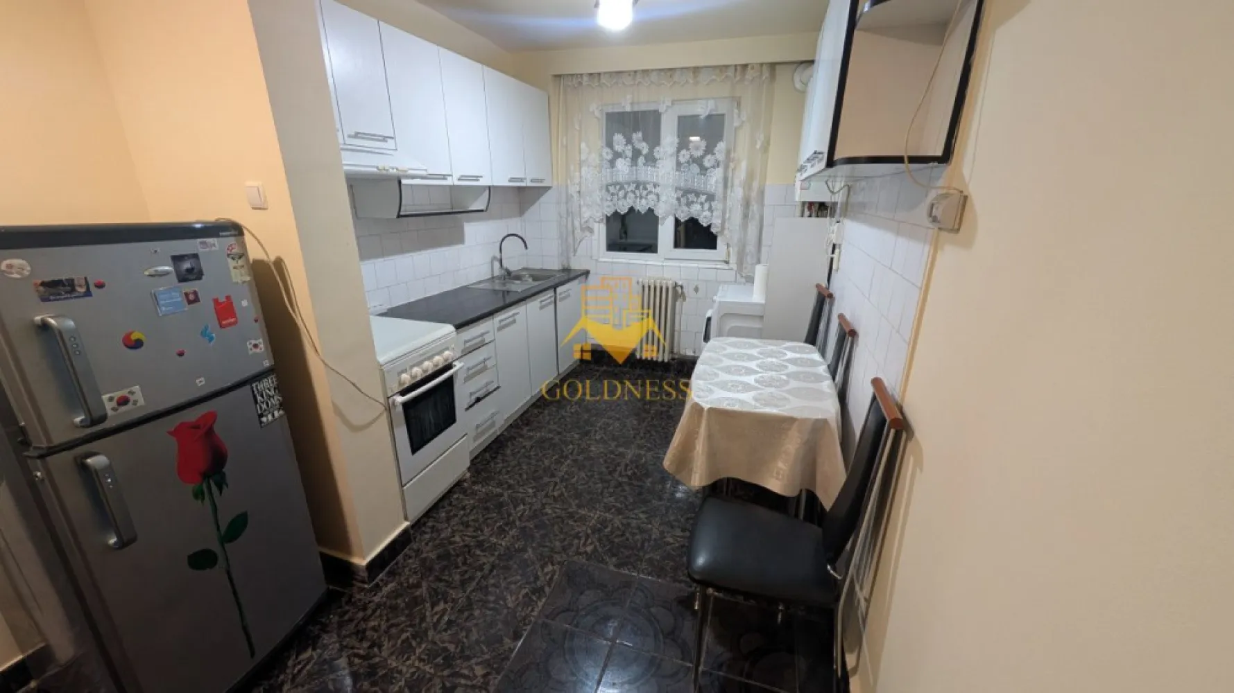 3 camere, semidecomandate, Manastur Zona Mehedinti, BIG, Izlazului - GOLDNESS Imobiliare vă propune spre închiriere un apartament decomandat cu 3 camere complet mobilat și utilat, la etajul 3 într-un imobil de 4 etaje, în Mănăștur, în apropierea stațiilor de transport, Big, și Toskana.
Se află în apropierea stațiilor de transport în comun, magazine, restaurante, spații verzi, farmacii, etc.
Apartamentul este compartimentat astfel:
 * dormitor cu dressing, pat matrimonial și birou
 * dormitor cu birou, dressing și pat matrimonial
 * living cu colțar, TV și comodă TV
 * bucătărie open space complet utilată și mobilată cu aragaz, frigider, hotă și cuptor
 * baie complet utilată cu cabină de duș, calorifer port prosop și dulap pentru depozitare.
Imobilul este dotat cu centrală proprie, mașină de spălat haine, etc.
Dacă sunteți interesați de acest apartament și doriți să îl vizionați, dar și pentru alte oferte nu ezitați să ne contactați telefonic sau prin e-mail. Vă stăm la dispoziție!
Pentru intermediere se percepe un comision de 50% din prețul chiriei!