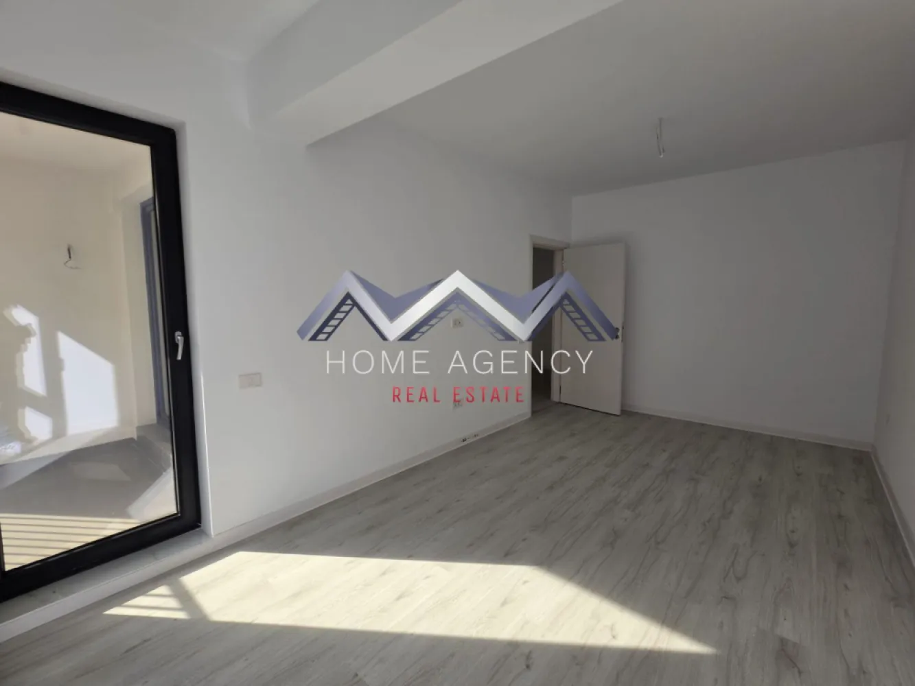 Apartament 3 camere Otopeni central - Vă propunem, spre vânzare, un apartament cu 3 camere, situat într-un ansamblu rezidențial nou, complet finalizat, poziționat central în Otopeni.

Preț final: 169.000 euro (negociabil) TVA inclus și un loc de parcare subteran | comision 0

Locuința se remarcă prin amplasarea ideală, oferind acces pietonal rapid către toate punctele de interes: școală și grădiniță la 10 minute de mers pe jos, piață, magazine, restaurante, bănci, precum și viitoarea stație de metrou. De asemenea, conexiunea către DN1 este facilă, iar deplasarea cu mașina către Aeroport, Centură sau zona Pipera se face rapid și ușor.

Apartamentul dispune de o compartimentare practică și bine gândită, fiind alcătuit din două dormitoare, dintre care unul beneficiază de balcon propriu, iar cel de-al doilea are acces către un balcon comun, cu ieșire și din zona de living. Zona de zi este generoasă și versatilă, permițând multiple variante de amenajare și oferind spații de depozitare bine integrate.

Locuința include două băi moderne, ambele echipate cu duș tip walk-in, cu posibilitatea de a se monta cadă într-una dintre ele, în funcție de preferințe. Bucătăria este închisă, oferind un plus de confort și funcționalitate.

Apartamentul beneficiază, de asemenea, de un loc de parcare subteran inclus, un avantaj important care asigură confort sporit, protecție pentru autoturism și eliminarea stresului legat de găsirea unui loc de parcare.

Imobilul este racordat la toate utilitățile publice și dispune de centrală termică proprie și încălzire în pardoseală, oferind un nivel ridicat de confort pe tot parcursul anului.

O alegere ideală atât pentru locuit, cât și pentru investiție, datorită poziției excelente și accesibilității ridicate.

Programează acum o vizionare!