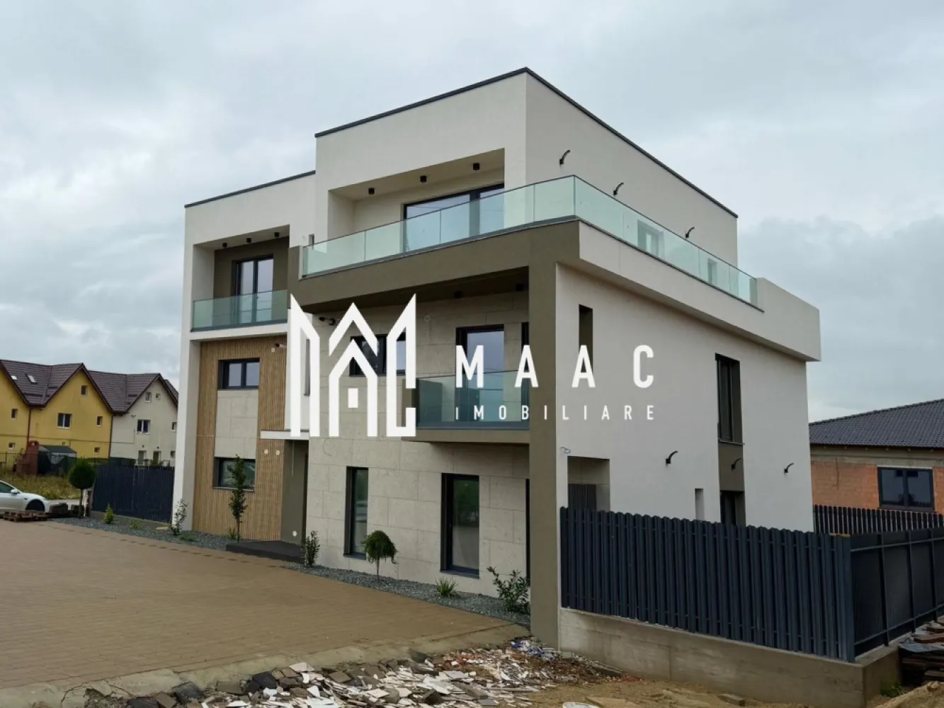 Apartament 3 Camere Spațios I Etaj 1 I 79 mp I 2 băi I Parcare I Arhitecților - MAAC Imobiliare vă propune spre vânzare un apartament modern cu 3 camere, situat la etajul 1 al unui imobil boutique cu doar 4 unități locative, amplasat în Cartierul Arhitecților – una dintre cele mai dinamice și apreciate zone rezidențiale din proximitatea Sibiului.

Proprietatea se remarcă prin compartimentarea eficientă, spațiile luminoase și finisajele de calitate, fiind ideală pentru familii sau pentru cei care își doresc un apartament modern într-o zonă liniștită, cu acces rapid către oraș.

Comision 0 pentru cumpărător.

Detalii apartament
Suprafață utilă: 79 mp
Balcon: 5 mp
3 camere: living + 2 dormitoare
2 băi
Living spațios cu bucătărie open-space
Compartimentare practică și luminoasă
2 locuri de parcare incluse
Apartamentul se predă la cheie, cu finisaje premium și materiale de calitate superioară.

Predare in Septembrie 2026.

Dotări și facilități ale imobilului
Încălzire în pardoseală
Centrală termică în condensare Bosch
Geamuri termopan cu 3 garnituri pentru izolare termică și fonică superioară
Izolație exterioară cu vată bazaltică de 10 cm
Sistem de supraveghere video 24/7
Balustrade din sticlă securizată
Balcoane și terase hidroizolate
Iluminat exterior ambiental

Apartamentul este situat într-o zonă rezidențială liniștită, aflată în plină dezvoltare, cu acces rapid către Sibiu. Cartierul Arhitecților este preferat de familii datorită comunității moderne, infrastructurii în dezvoltare și proximității față de oraș.

Această proprietate reprezintă o alegere ideală pentru cei care își doresc un apartament modern, bine compartimentat și situat într-o zonă rezidențială apreciată.

Pentru mai multe informații sau pentru programarea unei vizionări, vă rugăm să ne contactați și să menționați ID-ul proprietății: CP2963043.