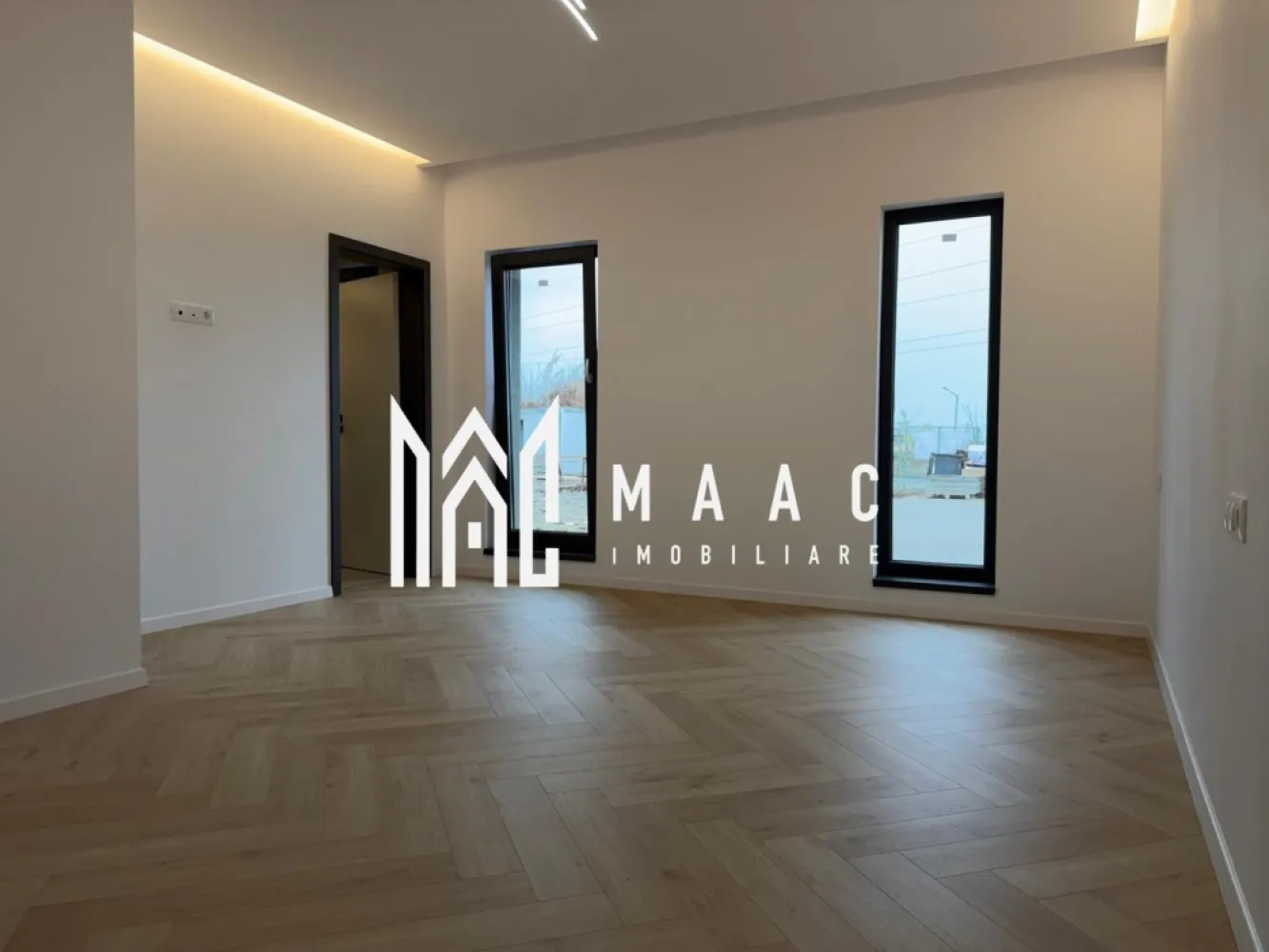 Apartament 3 Camere Spațios I Etaj 1 I 79 mp I 2 băi I Parcare I Arhitecților - MAAC Imobiliare vă propune spre vânzare un apartament modern cu 3 camere, situat la etajul 1 al unui imobil boutique cu doar 4 unități locative, amplasat în Cartierul Arhitecților – una dintre cele mai dinamice și apreciate zone rezidențiale din proximitatea Sibiului.

Proprietatea se remarcă prin compartimentarea eficientă, spațiile luminoase și finisajele de calitate, fiind ideală pentru familii sau pentru cei care își doresc un apartament modern într-o zonă liniștită, cu acces rapid către oraș.

Comision 0 pentru cumpărător.

Detalii apartament
Suprafață utilă: 79 mp
Balcon: 5 mp
3 camere: living + 2 dormitoare
2 băi
Living spațios cu bucătărie open-space
Compartimentare practică și luminoasă
2 locuri de parcare incluse
Apartamentul se predă la cheie, cu finisaje premium și materiale de calitate superioară.

Predare in Septembrie 2026.

Dotări și facilități ale imobilului
Încălzire în pardoseală
Centrală termică în condensare Bosch
Geamuri termopan cu 3 garnituri pentru izolare termică și fonică superioară
Izolație exterioară cu vată bazaltică de 10 cm
Sistem de supraveghere video 24/7
Balustrade din sticlă securizată
Balcoane și terase hidroizolate
Iluminat exterior ambiental

Apartamentul este situat într-o zonă rezidențială liniștită, aflată în plină dezvoltare, cu acces rapid către Sibiu. Cartierul Arhitecților este preferat de familii datorită comunității moderne, infrastructurii în dezvoltare și proximității față de oraș.

Această proprietate reprezintă o alegere ideală pentru cei care își doresc un apartament modern, bine compartimentat și situat într-o zonă rezidențială apreciată.

Pentru mai multe informații sau pentru programarea unei vizionări, vă rugăm să ne contactați și să menționați ID-ul proprietății: CP2963043.