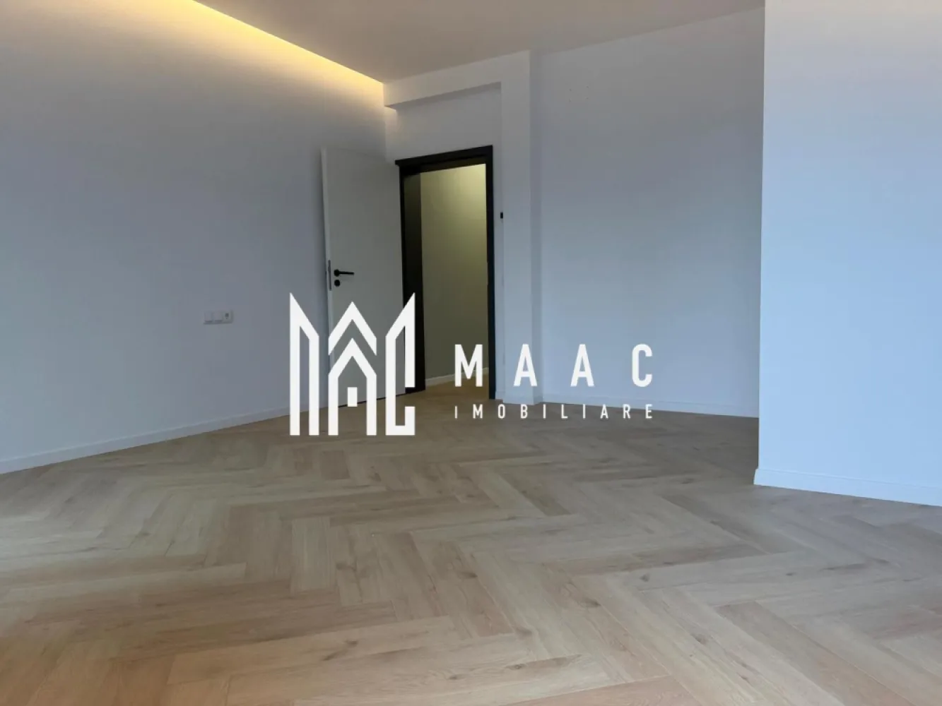 Apartament 3 Camere Spațios I Etaj 1 I 79 mp I 2 băi I Parcare I Arhitecților - MAAC Imobiliare vă propune spre vânzare un apartament modern cu 3 camere, situat la etajul 1 al unui imobil boutique cu doar 4 unități locative, amplasat în Cartierul Arhitecților – una dintre cele mai dinamice și apreciate zone rezidențiale din proximitatea Sibiului.

Proprietatea se remarcă prin compartimentarea eficientă, spațiile luminoase și finisajele de calitate, fiind ideală pentru familii sau pentru cei care își doresc un apartament modern într-o zonă liniștită, cu acces rapid către oraș.

Comision 0 pentru cumpărător.

Detalii apartament
Suprafață utilă: 79 mp
Balcon: 5 mp
3 camere: living + 2 dormitoare
2 băi
Living spațios cu bucătărie open-space
Compartimentare practică și luminoasă
2 locuri de parcare incluse
Apartamentul se predă la cheie, cu finisaje premium și materiale de calitate superioară.

Predare in Septembrie 2026.

Dotări și facilități ale imobilului
Încălzire în pardoseală
Centrală termică în condensare Bosch
Geamuri termopan cu 3 garnituri pentru izolare termică și fonică superioară
Izolație exterioară cu vată bazaltică de 10 cm
Sistem de supraveghere video 24/7
Balustrade din sticlă securizată
Balcoane și terase hidroizolate
Iluminat exterior ambiental

Apartamentul este situat într-o zonă rezidențială liniștită, aflată în plină dezvoltare, cu acces rapid către Sibiu. Cartierul Arhitecților este preferat de familii datorită comunității moderne, infrastructurii în dezvoltare și proximității față de oraș.

Această proprietate reprezintă o alegere ideală pentru cei care își doresc un apartament modern, bine compartimentat și situat într-o zonă rezidențială apreciată.

Pentru mai multe informații sau pentru programarea unei vizionări, vă rugăm să ne contactați și să menționați ID-ul proprietății: CP2963043.