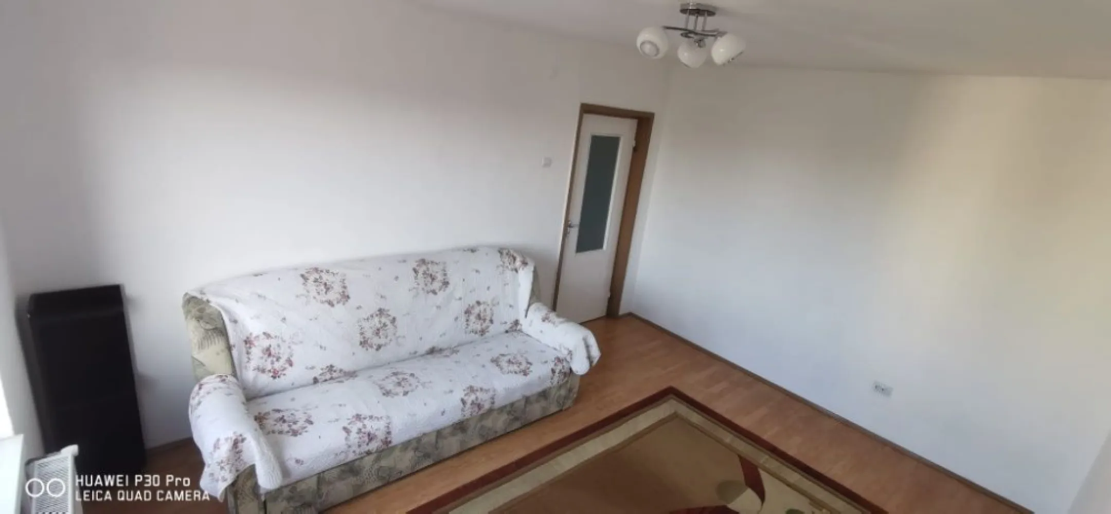 Tudor - 3 camere decomandat - etaj 3 - Mentionati ID-ul proprietatii cand apelati: CP121045
Contact ⓪⑦②⑥ ②②③ ⑧⑧⑥ Sebastian

Zap Imobiliare vă propune în exclusivitate spre închiriere un apartament cu 3 camere deosebit de primitor, situat în zona Tudor, Strada Secerei , într-o locație excelentă, semicentrală. Proprietatea se află la etajul 3 al unui imobil cu 4 niveluri, fiind ideală pentru o familie sau un cuplu care își dorește un cămin confortabil, luminos și foarte bine poziționat în raport cu punctele de interes majore.

Apartamentul este decomandat și se închiriază parțial mobilat, oferind flexibilitate noului chiriaș pentru personalizarea spațiului de locuit. Datorită orientării sudice, locuința beneficiază de lumină naturală pe tot parcursul zilei și este extrem de călduroasă.

Compartimentare și dotări:
-- Număr camere: 3 camere spațioase (configurație decomandată)
-- Regim de înălțime: Etajul 3 din 4
-- Confort termic: Dotat cu centrală termică proprie și calorifere complet noi
-- Balcon: Balcon închis, ideal pentru momente de relaxare sau spațiu suplimentar de depozitare

Avantaje zonă și proximități (Zonă semicentrală):
-- Educație: În imediata apropiere de Școala Nr. 10, grădiniță și creșă
-- Facilități zilnice: Piața de zi, diverse magazine comerciale și dispensar medical
-- Transport: Acces extrem de facil la stațiile de autobuz

Condiții de închiriere:
-- În interiorul proprietății fumatul este strict interzis.
-- Nu se acceptă animale de companie.

Opțiuni financiare:
-- Preț închiriere: 400 Euro / lună
-- Garanție: 400 Euro (echivalentul unei chirii lunare)

Detalii comision:
-- La închiriere: Comisionul agenției este de 50% din valoarea primei chirii.

Acest anunț nu corespunde cerințelor tale? Sună la numărul afișat în anunț și unul dintre agenții noștri te va ajuda cu alte oferte personalizate în funcție de cerințele tale.

Contact ⓪⑦②⑥ ②②③ ⑧⑧⑥ Sebastian
