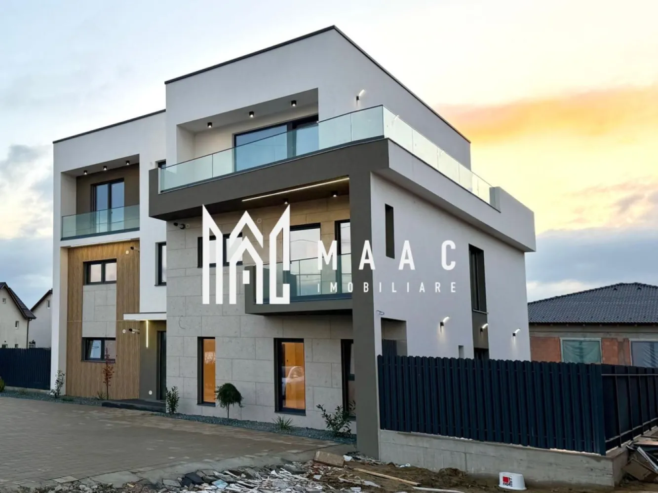 Penthouse 105 mp I Terasă 64 mp I Vedere Munți I 3 Băi I COMISION ZERO - MAAC Imobiliare vă propune spre vânzare un penthouse deosebit cu 4 camere, situat la etajul 2/2 al unui imobil boutique cu doar 4 apartamente, în Cartierul Arhitecților, una dintre cele mai apreciate zone rezidențiale din proximitatea Sibiului.

Principalul punct forte al proprietății este terasa impresionantă de 64 mp, care oferă o priveliște spectaculoasă către munți – spațiul perfect pentru relaxare, seri cu prietenii sau amenajarea unui lounge exterior exclusivist.

Comision 0 pentru cumpărător.

Compartimentare și suprafețe
Suprafață utilă: 105 mp
Terasă panoramică: 64 mp
4 camere: living + 3 dormitoare
3 băi
Living generos cu bucătărie open-space
Etaj 2 din 2 – intimitate și lumină naturală abundentă
2 locuri de parcare incluse
Compartimentarea este gândită pentru confort și funcționalitate, oferind spații luminoase, bine delimitate și acces facil către terasa panoramică.

Dotări și finisaje
Apartamentul se predă la cheie, cu finisaje premium și materiale de calitate superioară:
Încălzire în pardoseală
Centrală termică în condensare Bosch
Geamuri termopan cu 3 garnituri pentru izolare termică și fonică superioară
Izolație exterioară cu vată bazaltică de 10 cm
Balustrade din sticlă securizată
Terase și balcoane hidroizolate
Sistem de supraveghere video 24/7
Iluminat exterior ambiental

Locație
Imobilul este situat într-o zonă rezidențială liniștită și în continuă dezvoltare, cu acces rapid către Sibiu. Cartierul Arhitecților este preferat de familii datorită comunității moderne, infrastructurii în dezvoltare și proximității față de oraș.

Acest penthouse este alegerea ideală pentru cei care își doresc un apartament spațios, modern, completat de o terasă spectaculoasă cu vedere către munți.

Pentru mai multe informații sau pentru programarea unei vizionări, vă rugăm să ne contactați și să menționați ID-ul proprietății: CP2963104.
