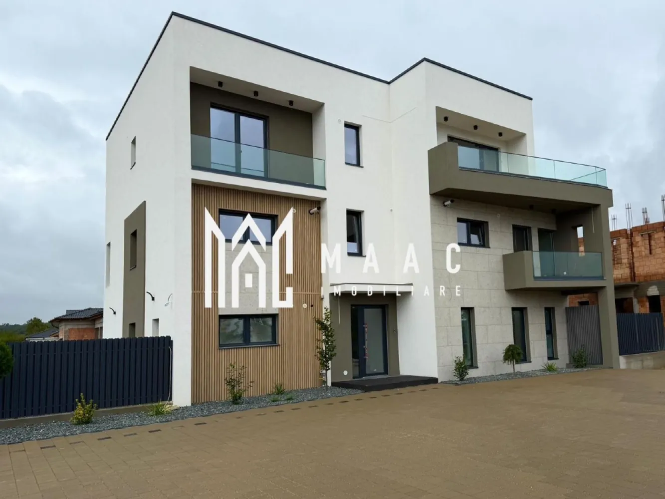 Penthouse 105 mp I Terasă 64 mp I Vedere Munți I 3 Băi I COMISION ZERO - MAAC Imobiliare vă propune spre vânzare un penthouse deosebit cu 4 camere, situat la etajul 2/2 al unui imobil boutique cu doar 4 apartamente, în Cartierul Arhitecților, una dintre cele mai apreciate zone rezidențiale din proximitatea Sibiului.

Principalul punct forte al proprietății este terasa impresionantă de 64 mp, care oferă o priveliște spectaculoasă către munți – spațiul perfect pentru relaxare, seri cu prietenii sau amenajarea unui lounge exterior exclusivist.

Comision 0 pentru cumpărător.

Compartimentare și suprafețe
Suprafață utilă: 105 mp
Terasă panoramică: 64 mp
4 camere: living + 3 dormitoare
3 băi
Living generos cu bucătărie open-space
Etaj 2 din 2 – intimitate și lumină naturală abundentă
2 locuri de parcare incluse
Compartimentarea este gândită pentru confort și funcționalitate, oferind spații luminoase, bine delimitate și acces facil către terasa panoramică.

Dotări și finisaje
Apartamentul se predă la cheie, cu finisaje premium și materiale de calitate superioară:
Încălzire în pardoseală
Centrală termică în condensare Bosch
Geamuri termopan cu 3 garnituri pentru izolare termică și fonică superioară
Izolație exterioară cu vată bazaltică de 10 cm
Balustrade din sticlă securizată
Terase și balcoane hidroizolate
Sistem de supraveghere video 24/7
Iluminat exterior ambiental

Locație
Imobilul este situat într-o zonă rezidențială liniștită și în continuă dezvoltare, cu acces rapid către Sibiu. Cartierul Arhitecților este preferat de familii datorită comunității moderne, infrastructurii în dezvoltare și proximității față de oraș.

Acest penthouse este alegerea ideală pentru cei care își doresc un apartament spațios, modern, completat de o terasă spectaculoasă cu vedere către munți.

Pentru mai multe informații sau pentru programarea unei vizionări, vă rugăm să ne contactați și să menționați ID-ul proprietății: CP2963104.
