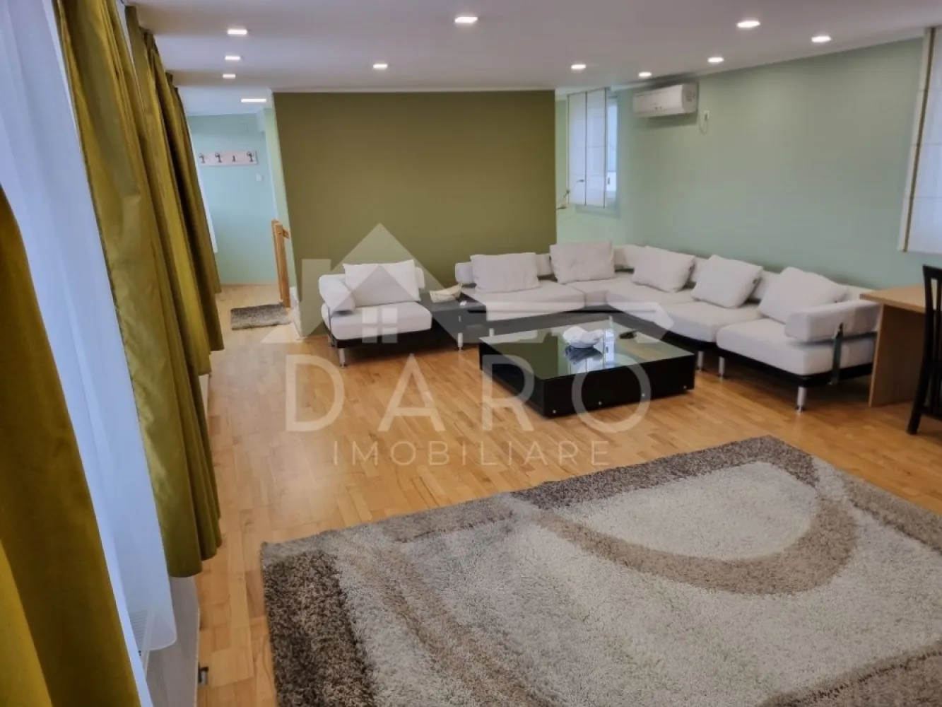 🏡 Apartament de închiriat – 3 camere | 140 mp | Piața Teatrului - 🏡 Apartament de închiriat – 3 camere | 140 mp | Piața Teatrului | 700 €
DARO IMOBILIARE oferă spre închiriere un apartament spațios, elegant și modern, situat chiar în zona 0 a orașului Târgu Mureș, în Piața Teatrului Național, într-o clădire tip vilă. O locuință ideală pentru cei care își doresc confort, spațiu și acces rapid la toate punctele importante ale orașului.
💰 Chirie: 700 €/lună
📐 Suprafață: 140 mp
✔ apartament foarte luminos
✔ clădire tip vilă
✔ închiriere pe termen lung
Compartimentare:
✔ living spațios și luminos
✔ 2 dormitoare primitoare
✔ bucătărie
✔ 2 băi moderne – una cu cadă, una cu duș tip rigolă
Dotări și utilități:
✔ mobilat și utilat modern
✔ centrală termică proprie
✔ aer condiționat
✔ ferestre mari și lumină naturală abundentă
Avantaje:
📍 locație ultracentrală – Piața Teatrului
📍 aproape de universități, instituții, restaurante și magazine
📍 acces rapid la transport public
📍 ideal pentru familie, studenți sau persoane în delegație
💎 Un apartament elegant, spațios și luminos, situat într-una dintre cele mai bune locații din Târgu Mureș.
🤝 Proprietate promovată prin DARO Imobiliare
💳 Pentru achiziție, prin Kiwi Finance beneficiezi de:
✔ analiză GRATUITĂ a eligibilității
✔ acces la oferte de la peste 12 bănci
✔ negocierea dobânzii în favoarea ta
✔ suport complet până la semnarea contractului
📞 Detalii și vizionări:
Coman Maria – DARO Imobiliare & Kiwi Finance
📱 0749 535 729
🔑 DARO Imobiliare – găsim proprietatea potrivită.
💳 Kiwi Finance – obținem creditul pentru a o cumpăra.