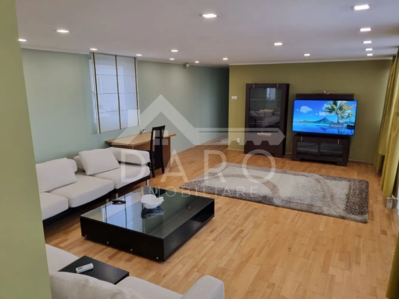 🏡 Apartament de închiriat – 3 camere | 140 mp | Piața Teatrului - 🏡 Apartament de închiriat – 3 camere | 140 mp | Piața Teatrului | 700 €
DARO IMOBILIARE oferă spre închiriere un apartament spațios, elegant și modern, situat chiar în zona 0 a orașului Târgu Mureș, în Piața Teatrului Național, într-o clădire tip vilă. O locuință ideală pentru cei care își doresc confort, spațiu și acces rapid la toate punctele importante ale orașului.
💰 Chirie: 700 €/lună
📐 Suprafață: 140 mp
✔ apartament foarte luminos
✔ clădire tip vilă
✔ închiriere pe termen lung
Compartimentare:
✔ living spațios și luminos
✔ 2 dormitoare primitoare
✔ bucătărie
✔ 2 băi moderne – una cu cadă, una cu duș tip rigolă
Dotări și utilități:
✔ mobilat și utilat modern
✔ centrală termică proprie
✔ aer condiționat
✔ ferestre mari și lumină naturală abundentă
Avantaje:
📍 locație ultracentrală – Piața Teatrului
📍 aproape de universități, instituții, restaurante și magazine
📍 acces rapid la transport public
📍 ideal pentru familie, studenți sau persoane în delegație
💎 Un apartament elegant, spațios și luminos, situat într-una dintre cele mai bune locații din Târgu Mureș.
🤝 Proprietate promovată prin DARO Imobiliare
💳 Pentru achiziție, prin Kiwi Finance beneficiezi de:
✔ analiză GRATUITĂ a eligibilității
✔ acces la oferte de la peste 12 bănci
✔ negocierea dobânzii în favoarea ta
✔ suport complet până la semnarea contractului
📞 Detalii și vizionări:
Coman Maria – DARO Imobiliare & Kiwi Finance
📱 0749 535 729
🔑 DARO Imobiliare – găsim proprietatea potrivită.
💳 Kiwi Finance – obținem creditul pentru a o cumpăra.