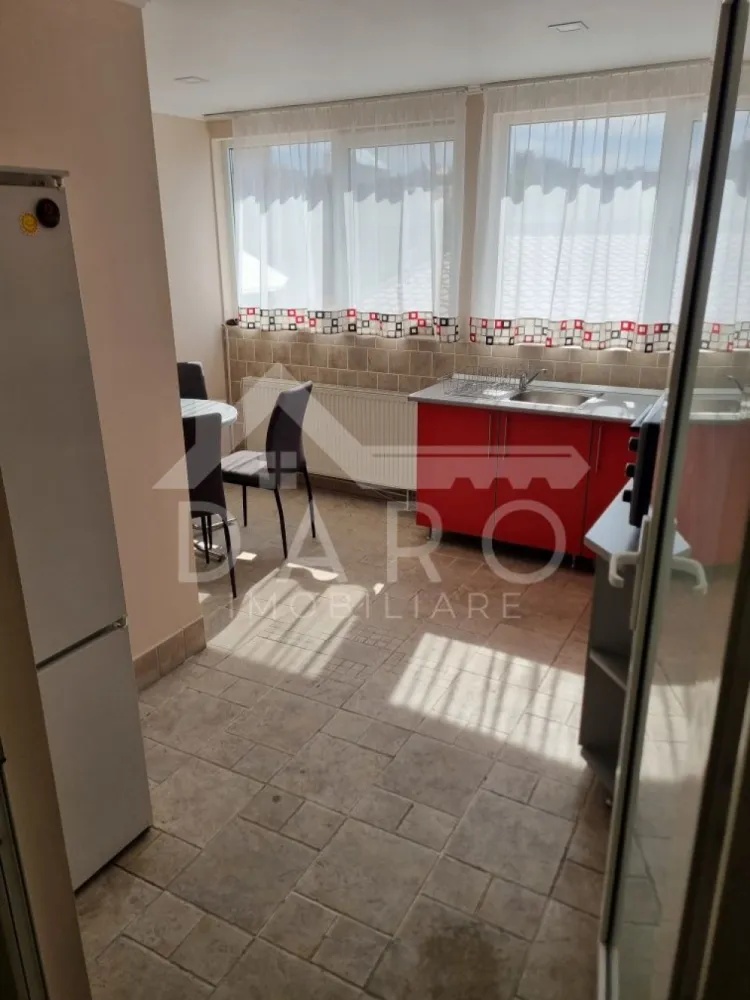 🏡 Apartament de închiriat – 3 camere | 140 mp | Piața Teatrului - 🏡 Apartament de închiriat – 3 camere | 140 mp | Piața Teatrului | 700 €
DARO IMOBILIARE oferă spre închiriere un apartament spațios, elegant și modern, situat chiar în zona 0 a orașului Târgu Mureș, în Piața Teatrului Național, într-o clădire tip vilă. O locuință ideală pentru cei care își doresc confort, spațiu și acces rapid la toate punctele importante ale orașului.
💰 Chirie: 700 €/lună
📐 Suprafață: 140 mp
✔ apartament foarte luminos
✔ clădire tip vilă
✔ închiriere pe termen lung
Compartimentare:
✔ living spațios și luminos
✔ 2 dormitoare primitoare
✔ bucătărie
✔ 2 băi moderne – una cu cadă, una cu duș tip rigolă
Dotări și utilități:
✔ mobilat și utilat modern
✔ centrală termică proprie
✔ aer condiționat
✔ ferestre mari și lumină naturală abundentă
Avantaje:
📍 locație ultracentrală – Piața Teatrului
📍 aproape de universități, instituții, restaurante și magazine
📍 acces rapid la transport public
📍 ideal pentru familie, studenți sau persoane în delegație
💎 Un apartament elegant, spațios și luminos, situat într-una dintre cele mai bune locații din Târgu Mureș.
🤝 Proprietate promovată prin DARO Imobiliare
💳 Pentru achiziție, prin Kiwi Finance beneficiezi de:
✔ analiză GRATUITĂ a eligibilității
✔ acces la oferte de la peste 12 bănci
✔ negocierea dobânzii în favoarea ta
✔ suport complet până la semnarea contractului
📞 Detalii și vizionări:
Coman Maria – DARO Imobiliare & Kiwi Finance
📱 0749 535 729
🔑 DARO Imobiliare – găsim proprietatea potrivită.
💳 Kiwi Finance – obținem creditul pentru a o cumpăra.