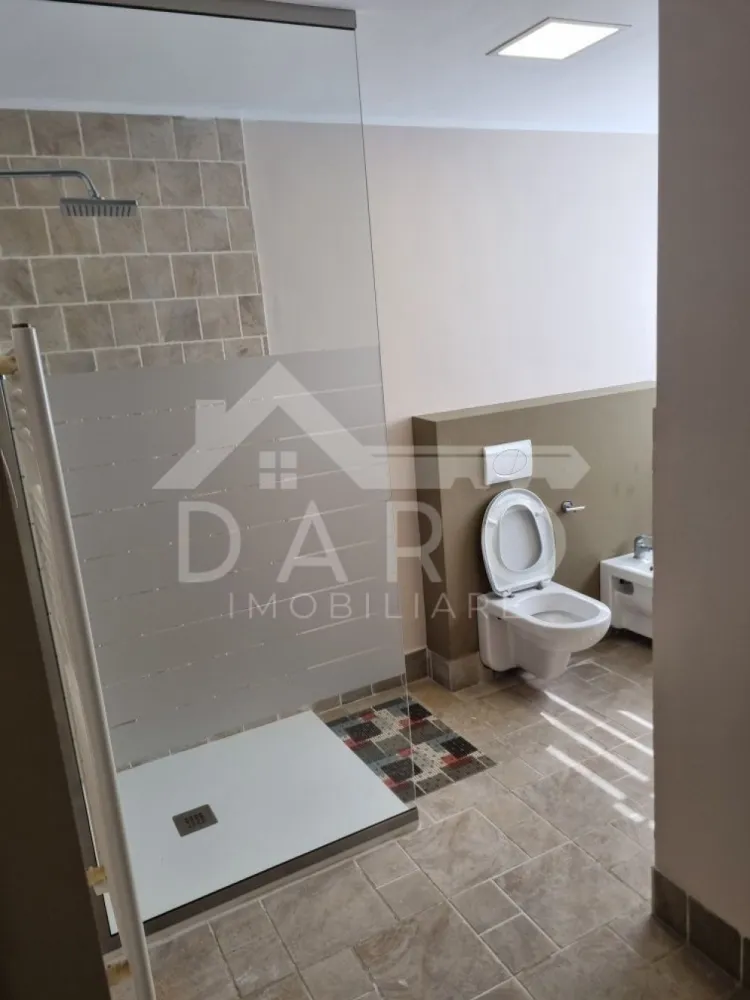 🏡 Apartament de închiriat – 3 camere | 140 mp | Piața Teatrului - 🏡 Apartament de închiriat – 3 camere | 140 mp | Piața Teatrului | 700 €
DARO IMOBILIARE oferă spre închiriere un apartament spațios, elegant și modern, situat chiar în zona 0 a orașului Târgu Mureș, în Piața Teatrului Național, într-o clădire tip vilă. O locuință ideală pentru cei care își doresc confort, spațiu și acces rapid la toate punctele importante ale orașului.
💰 Chirie: 700 €/lună
📐 Suprafață: 140 mp
✔ apartament foarte luminos
✔ clădire tip vilă
✔ închiriere pe termen lung
Compartimentare:
✔ living spațios și luminos
✔ 2 dormitoare primitoare
✔ bucătărie
✔ 2 băi moderne – una cu cadă, una cu duș tip rigolă
Dotări și utilități:
✔ mobilat și utilat modern
✔ centrală termică proprie
✔ aer condiționat
✔ ferestre mari și lumină naturală abundentă
Avantaje:
📍 locație ultracentrală – Piața Teatrului
📍 aproape de universități, instituții, restaurante și magazine
📍 acces rapid la transport public
📍 ideal pentru familie, studenți sau persoane în delegație
💎 Un apartament elegant, spațios și luminos, situat într-una dintre cele mai bune locații din Târgu Mureș.
🤝 Proprietate promovată prin DARO Imobiliare
💳 Pentru achiziție, prin Kiwi Finance beneficiezi de:
✔ analiză GRATUITĂ a eligibilității
✔ acces la oferte de la peste 12 bănci
✔ negocierea dobânzii în favoarea ta
✔ suport complet până la semnarea contractului
📞 Detalii și vizionări:
Coman Maria – DARO Imobiliare & Kiwi Finance
📱 0749 535 729
🔑 DARO Imobiliare – găsim proprietatea potrivită.
💳 Kiwi Finance – obținem creditul pentru a o cumpăra.